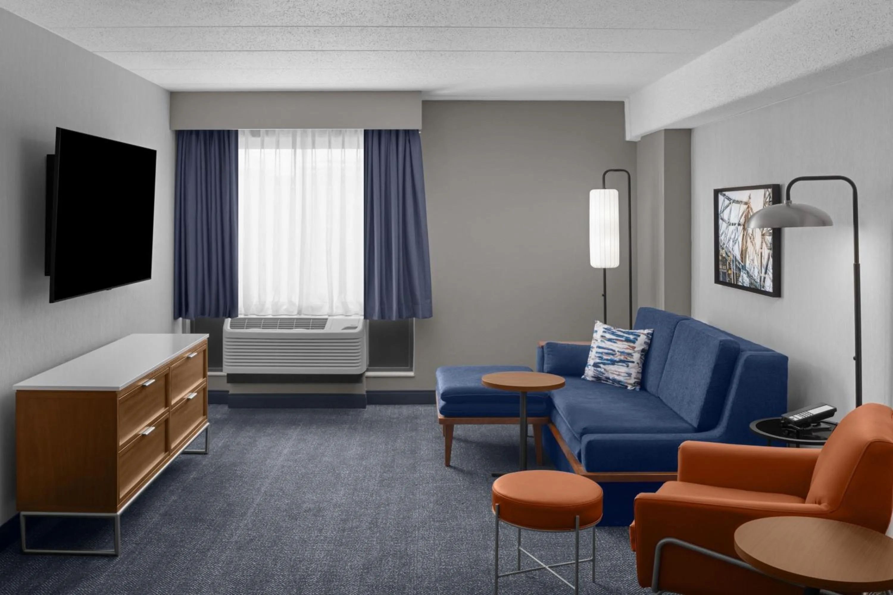 Living room in Courtyard by Marriott Pittsburgh University Center