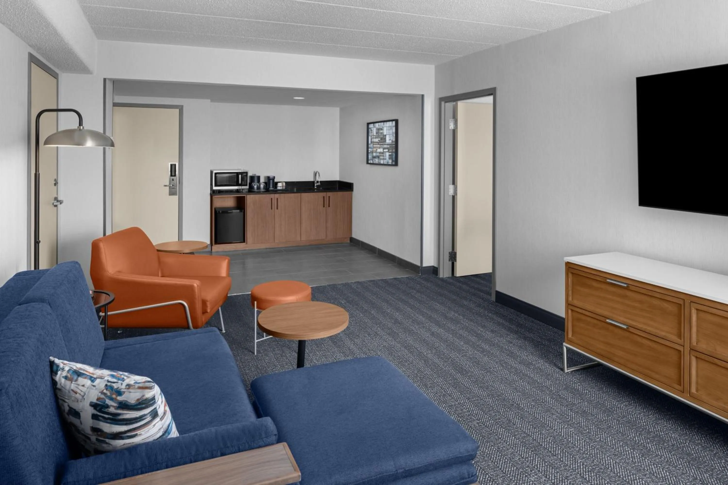 Living room in Courtyard by Marriott Pittsburgh University Center