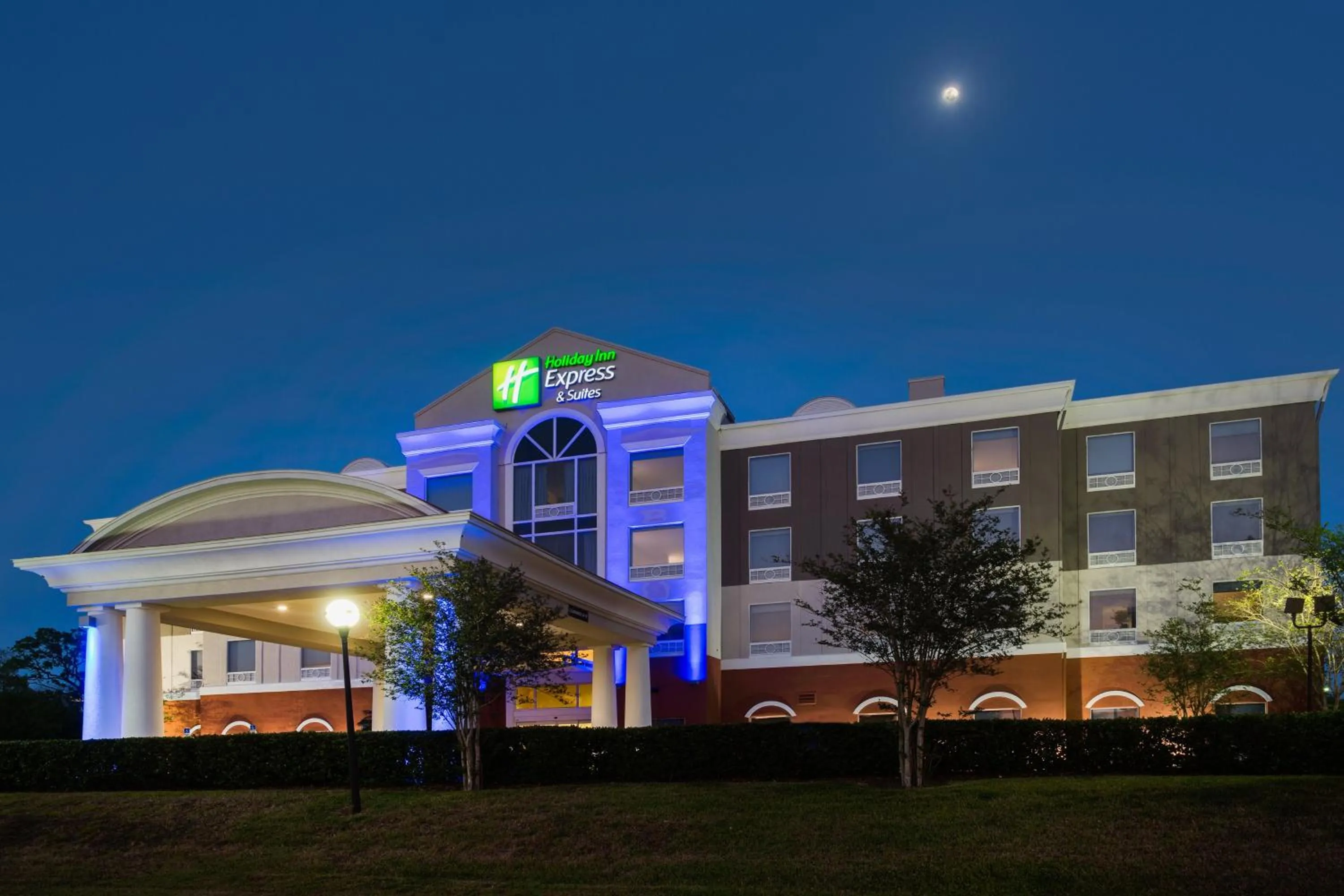Property building in Holiday Inn Express Hotel & Suites Tampa-Fairgrounds-Casino by IHG