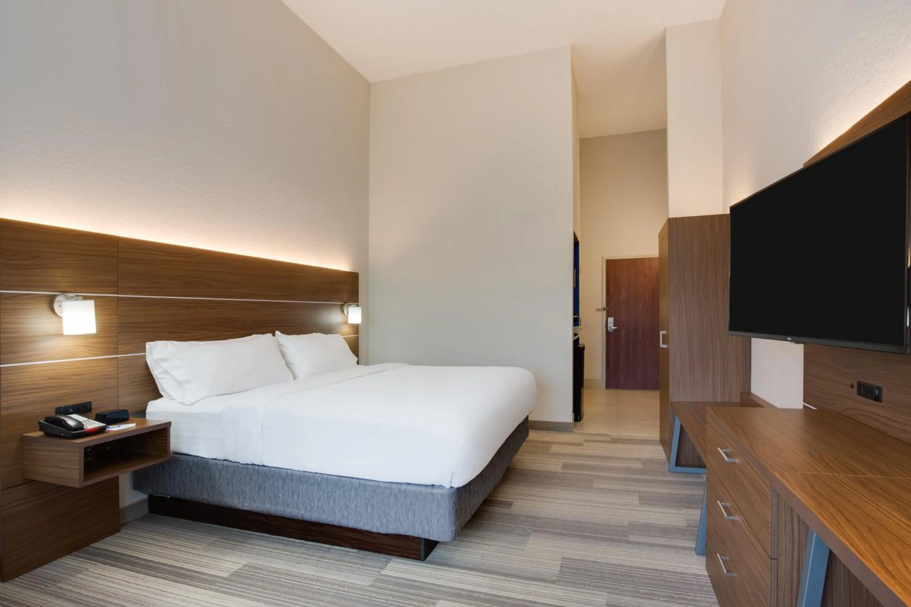 Photo of the whole room, Bed in Holiday Inn Express Hotel & Suites Tampa-Fairgrounds-Casino by IHG