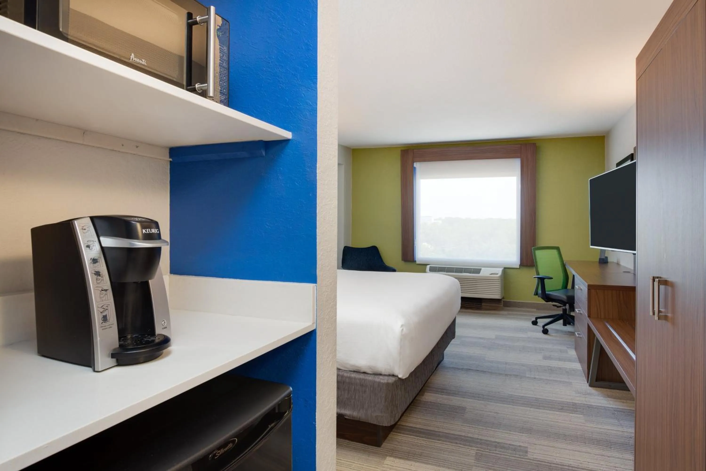 Photo of the whole room, Bed in Holiday Inn Express Hotel & Suites Tampa-Fairgrounds-Casino by IHG