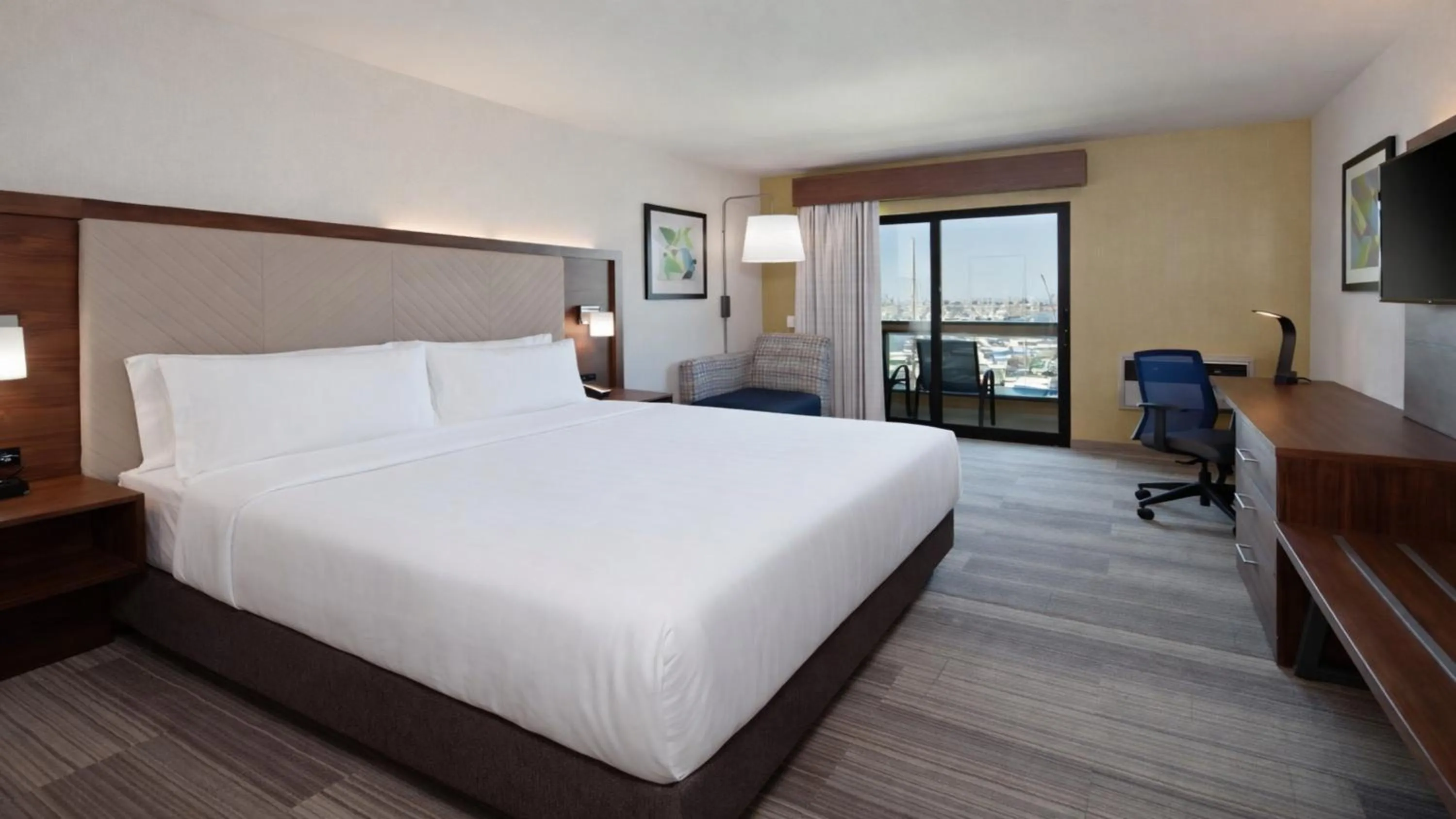 Photo of the whole room, Bed in Holiday Inn Express Hotel & Suites Ventura Harbor by IHG