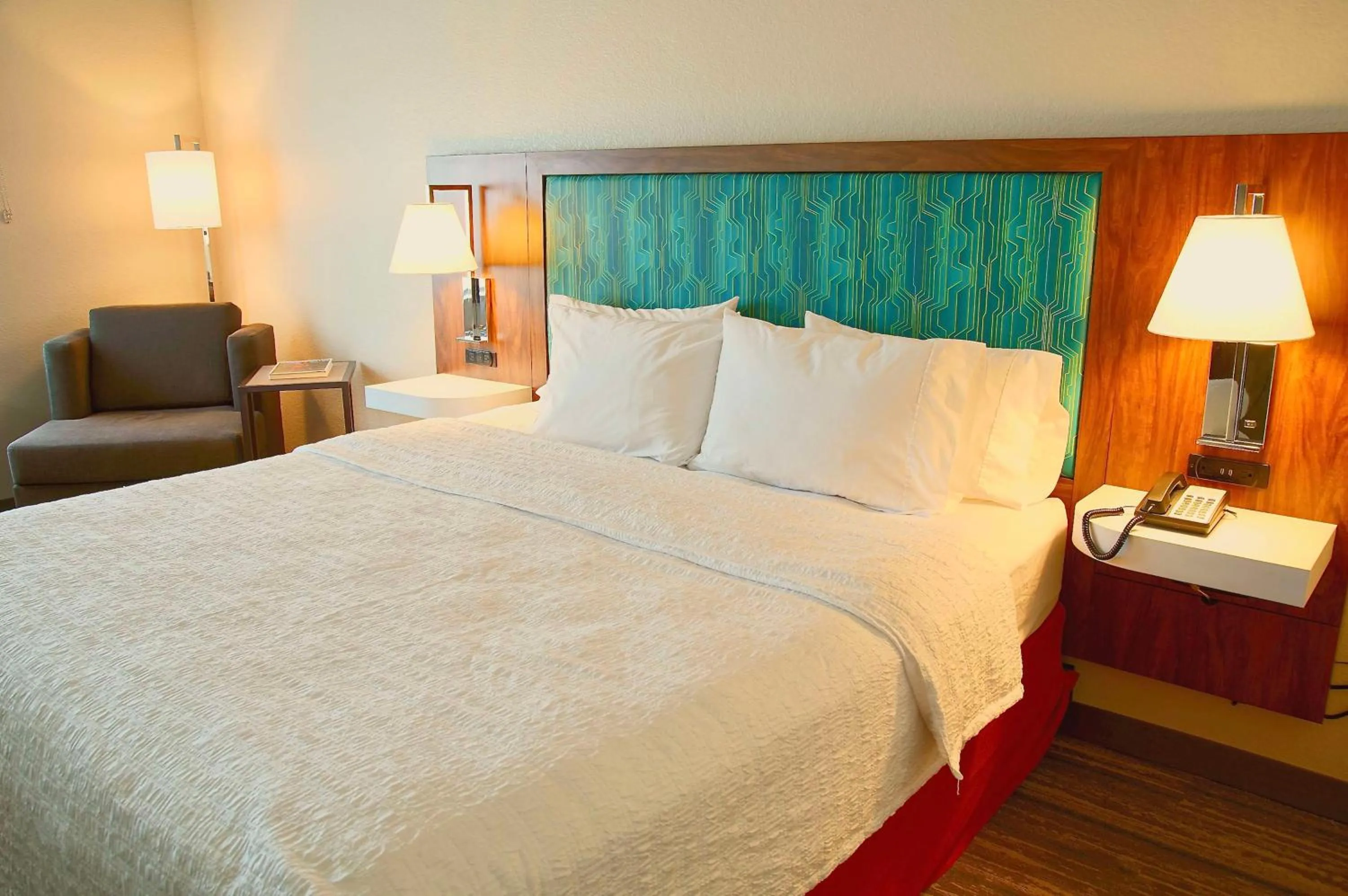 Bed in Hampton Inn & Suites Cathedral City