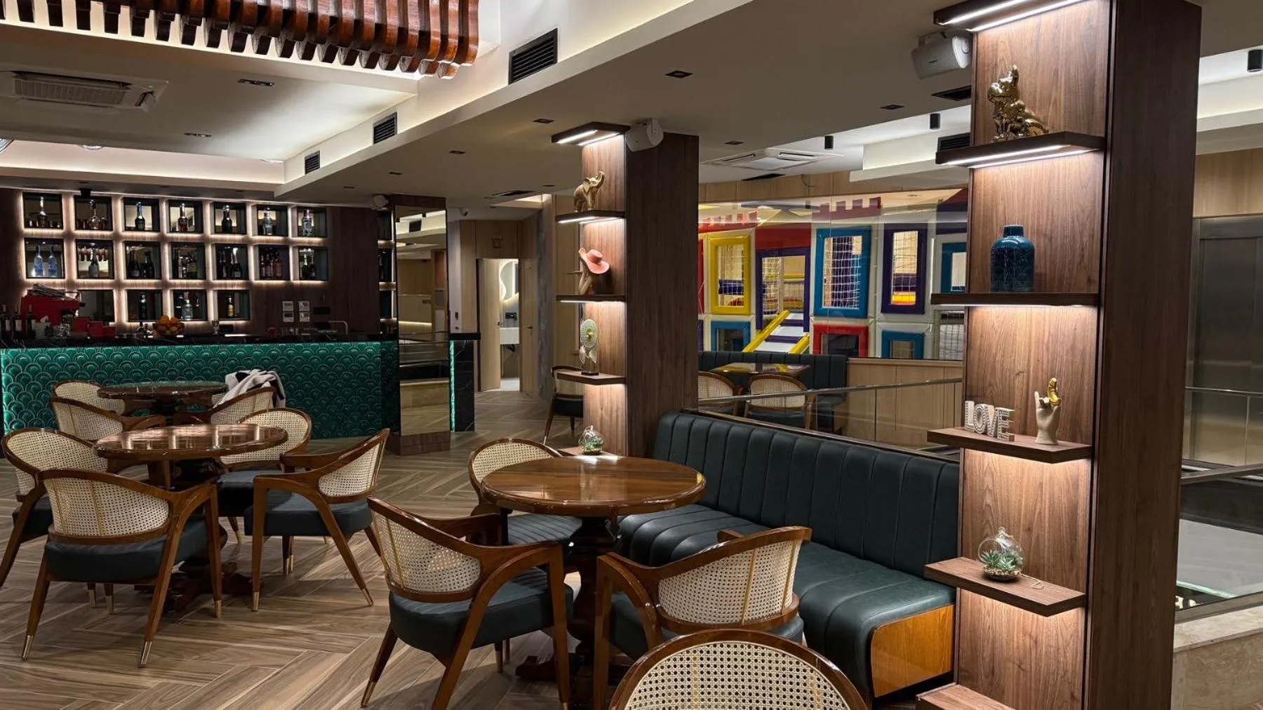 Restaurant/places to eat in Continental Hotel