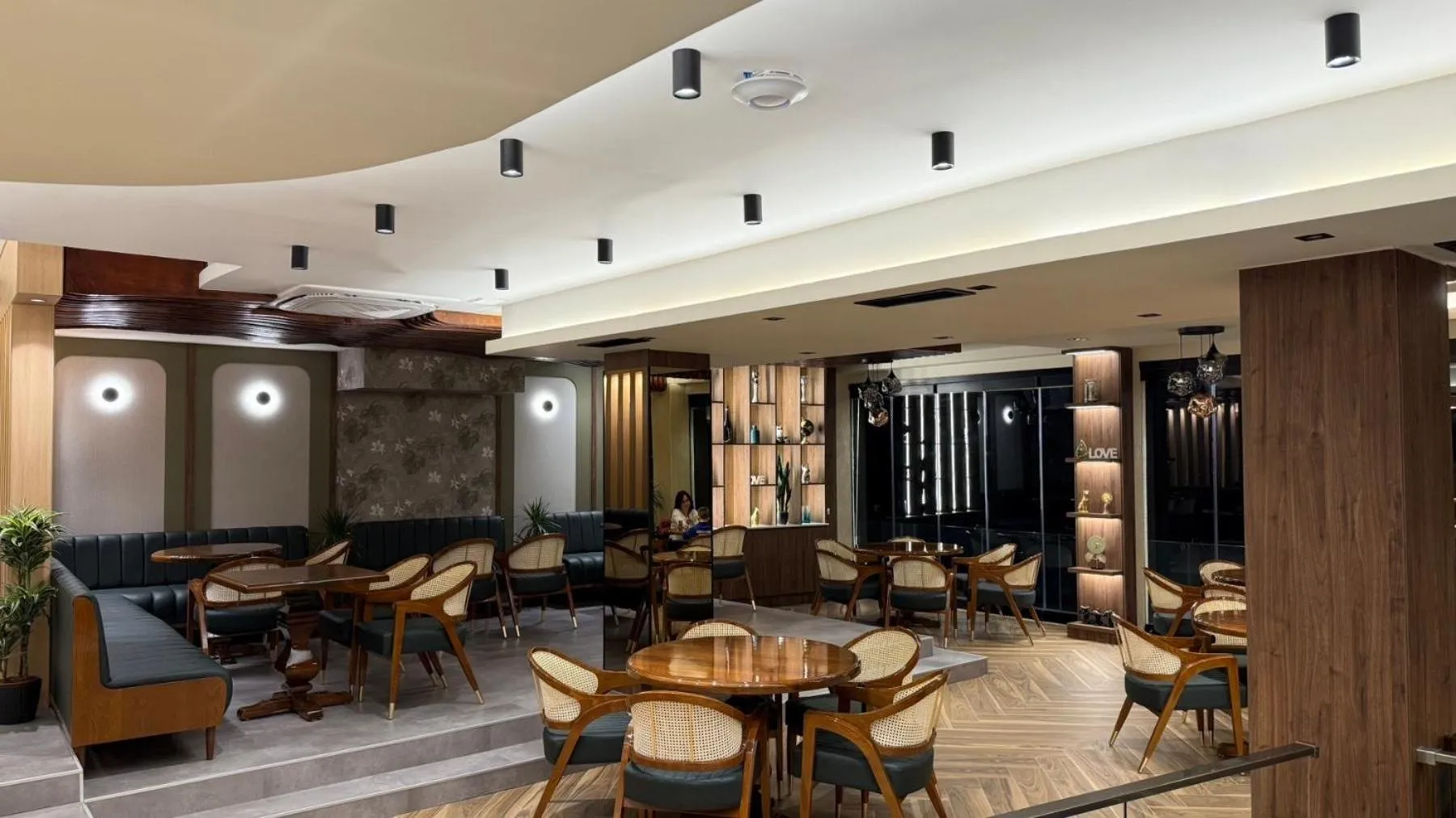 Restaurant/places to eat in Continental Hotel