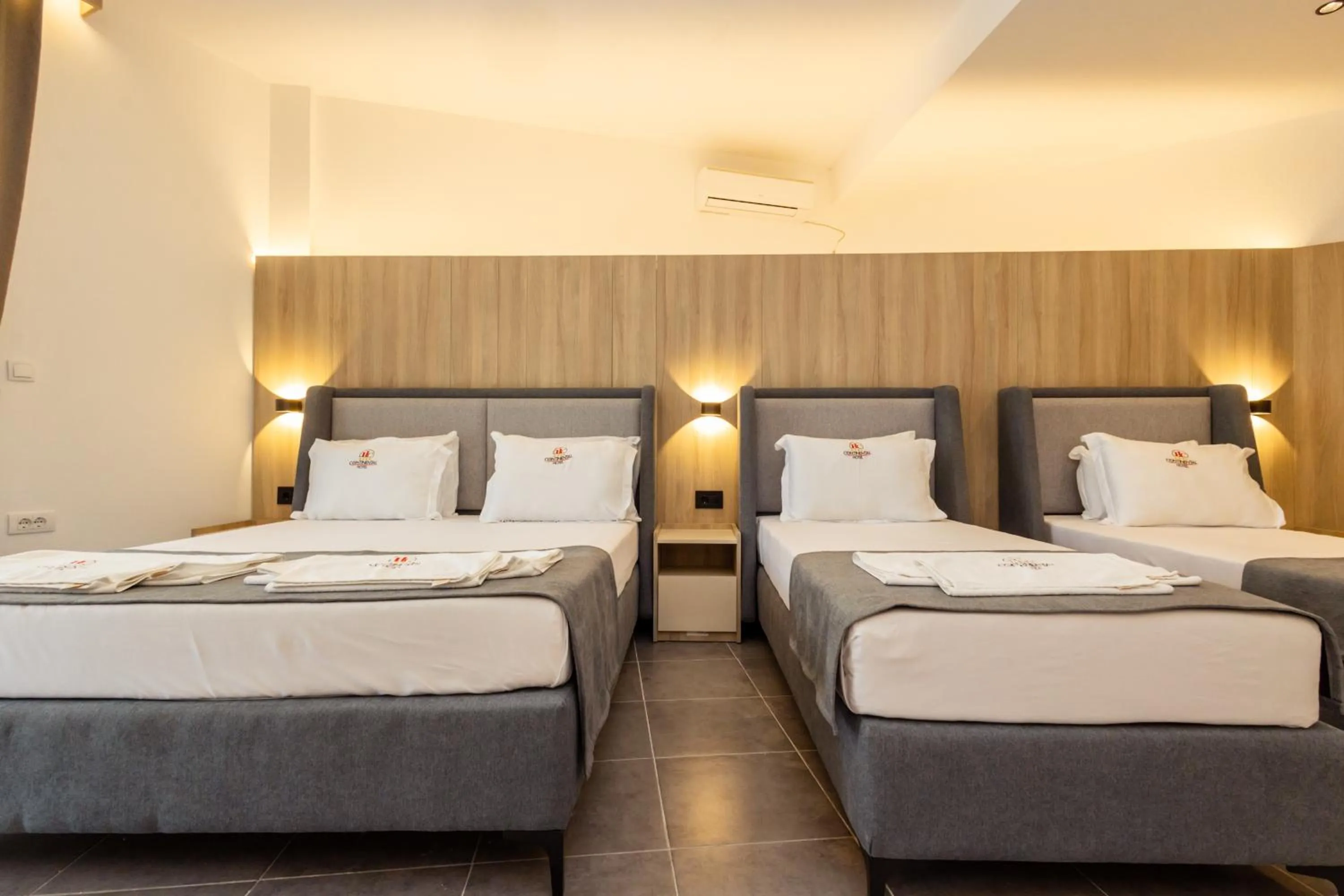 Bedroom, Bed in Continental Hotel