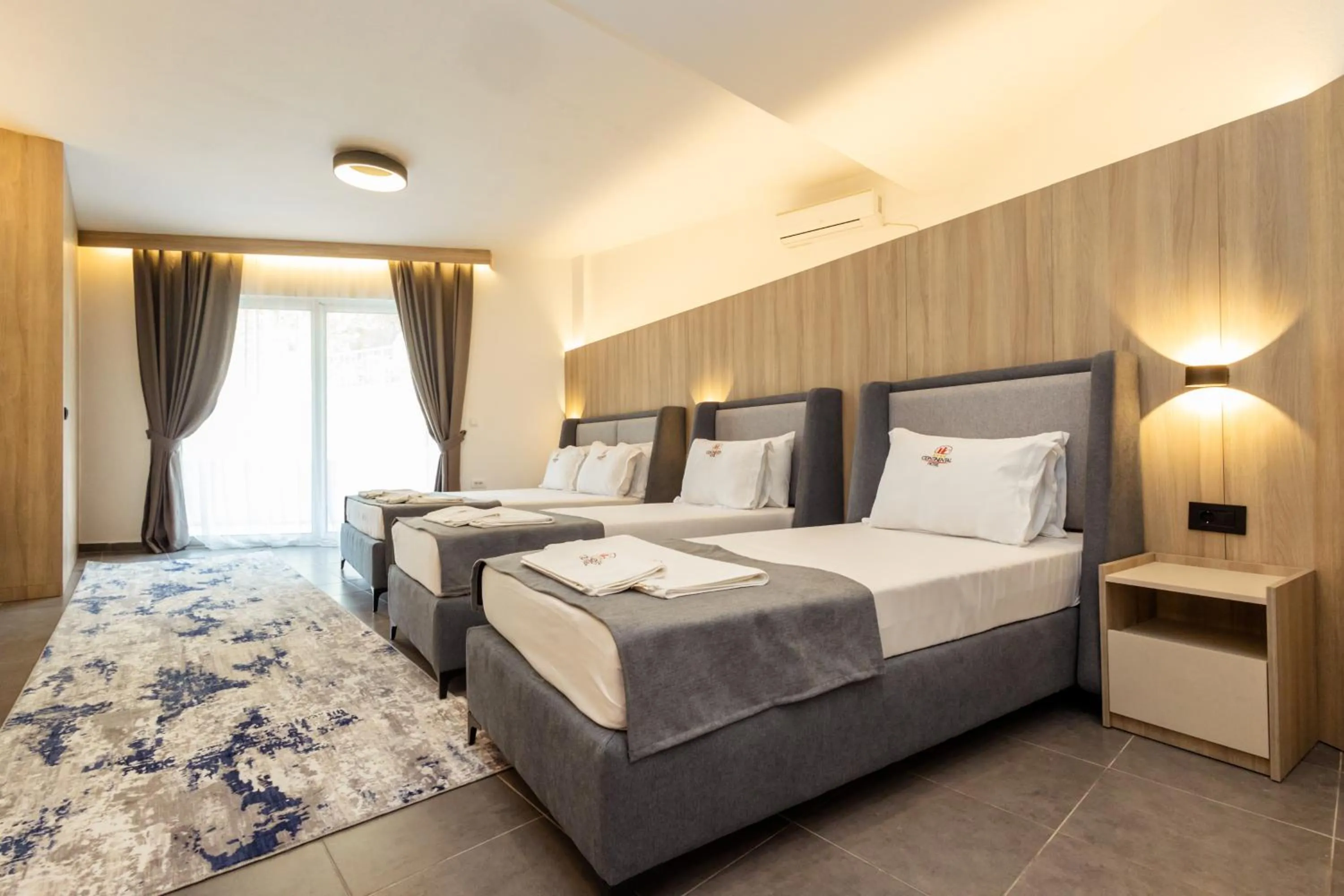 Bedroom, Bed in Continental Hotel