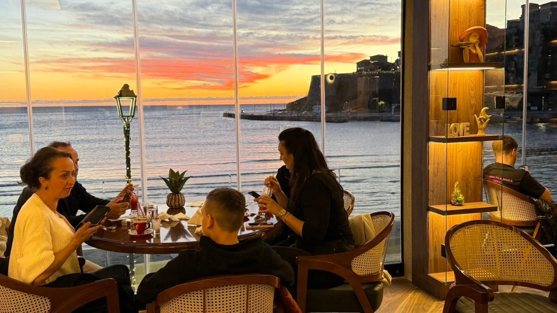 Restaurant/places to eat in Continental Hotel