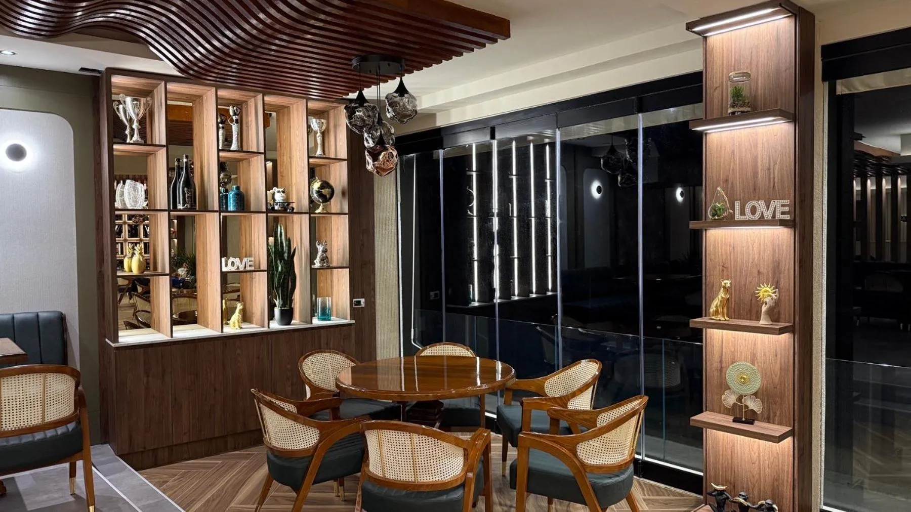 Restaurant/places to eat in Continental Hotel