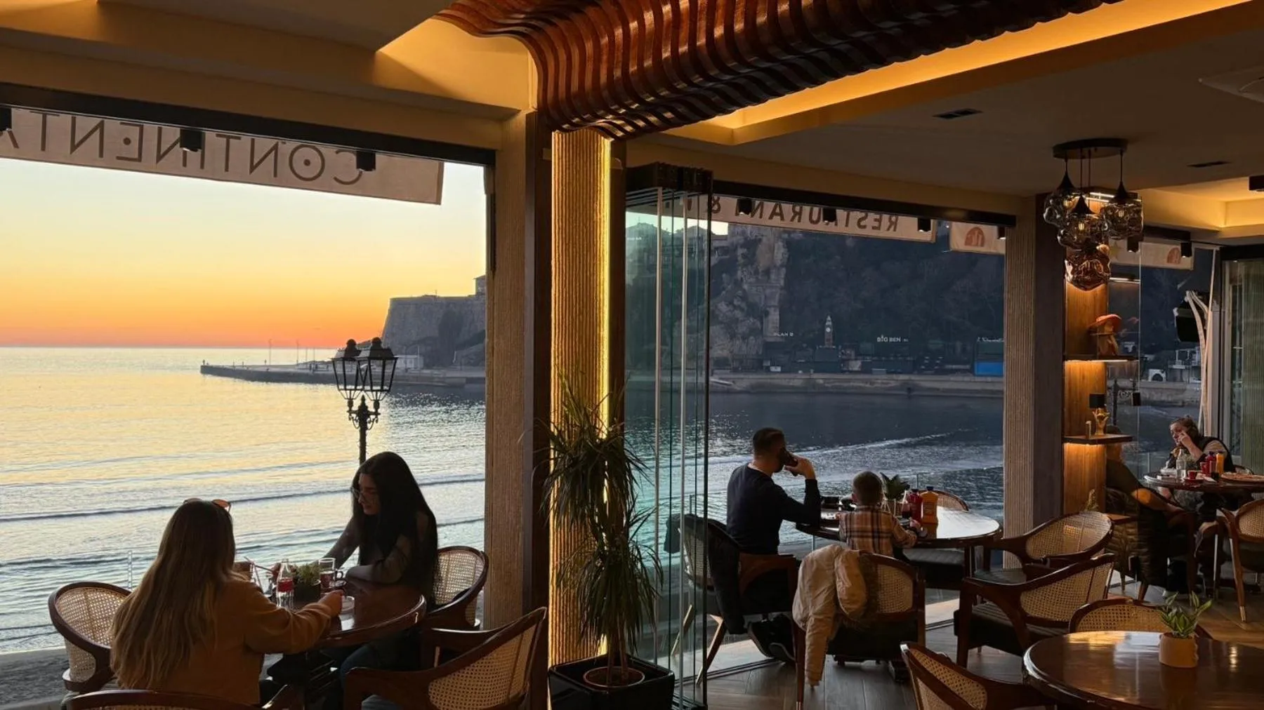 Restaurant/places to eat in Continental Hotel