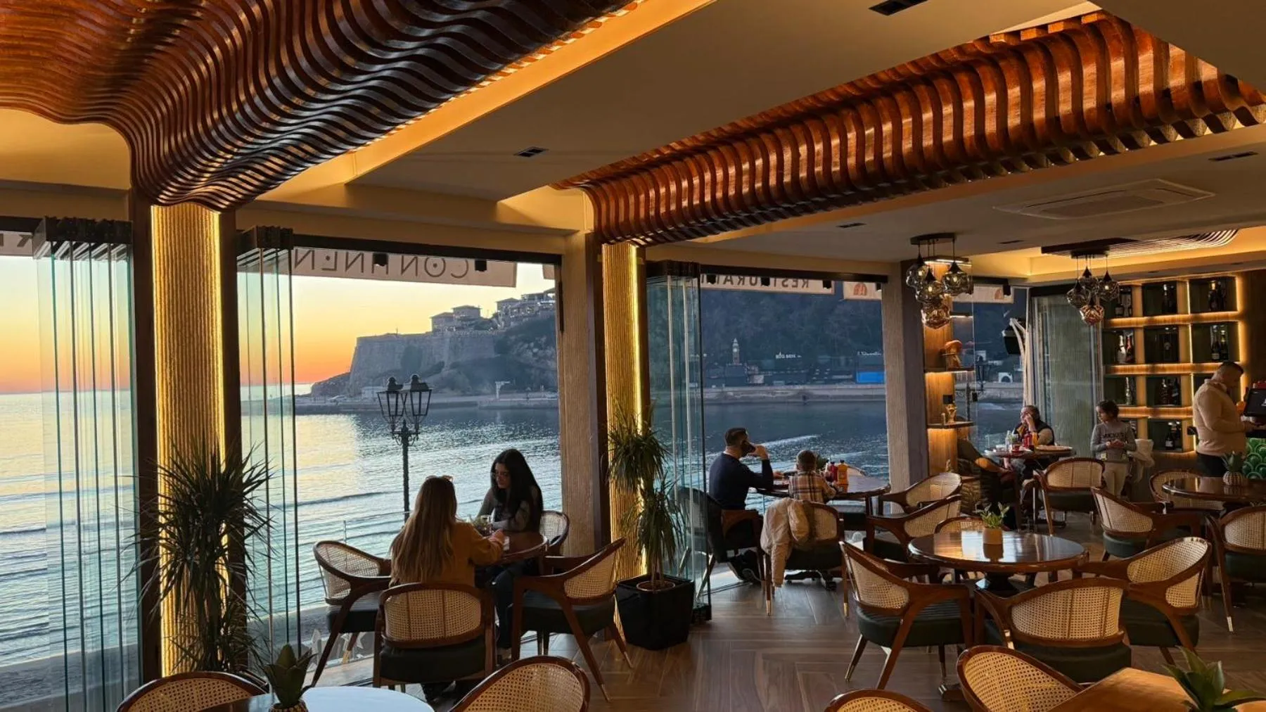 Restaurant/places to eat in Continental Hotel