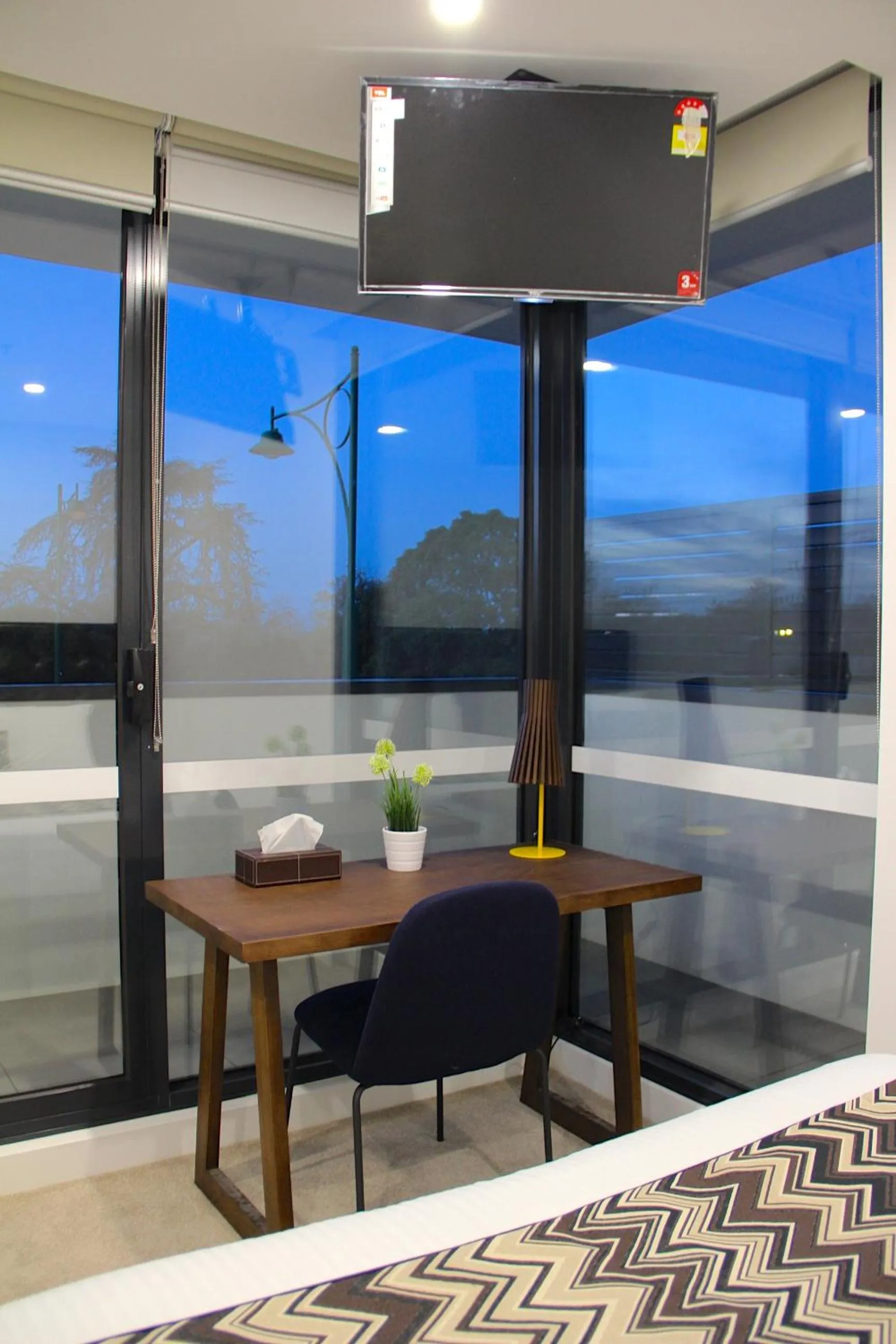 TV and multimedia in Whitehorse Apartments Hotel