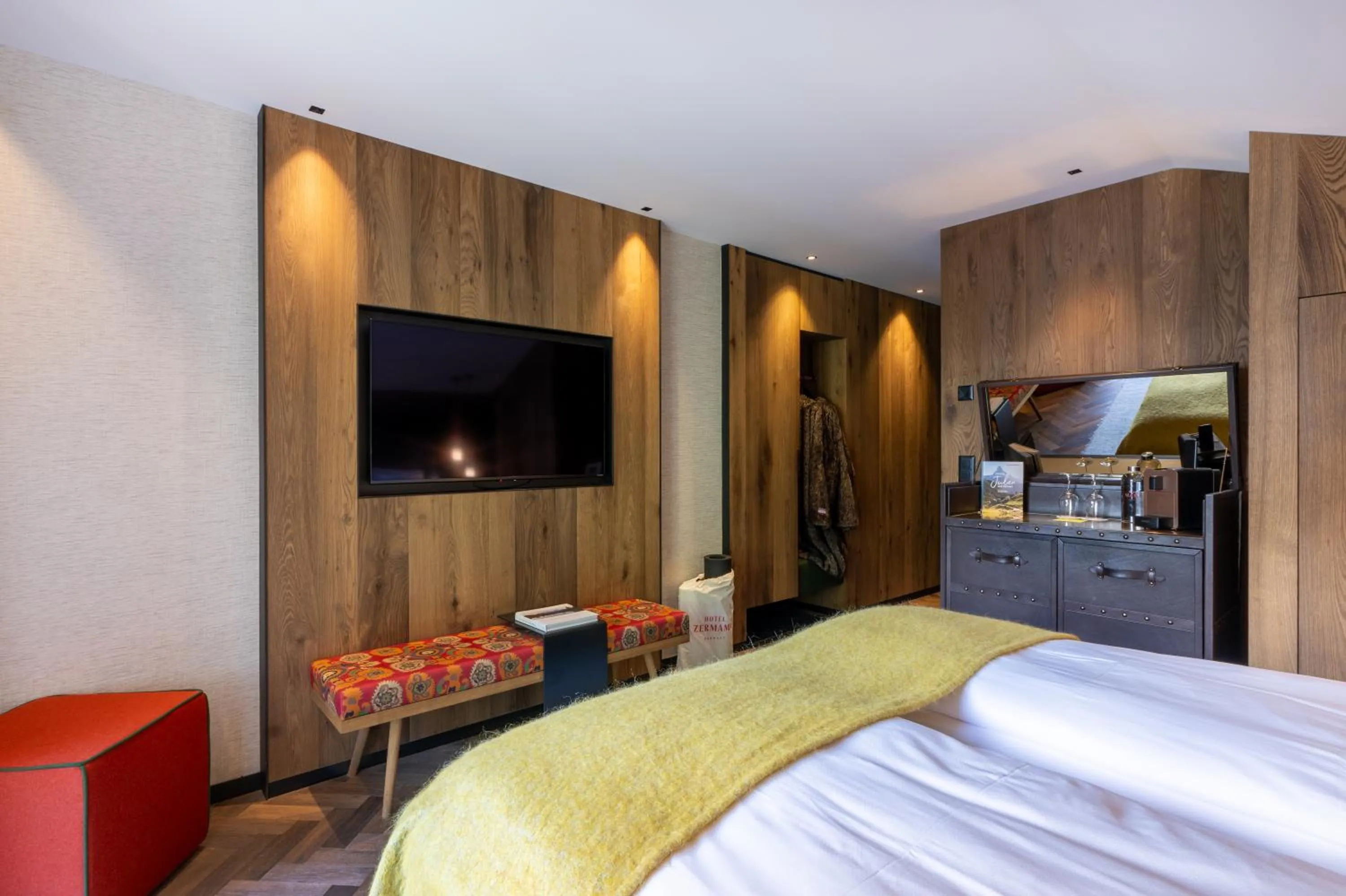 TV and multimedia, Bed in Hotel ZERMAMA Zermatt
