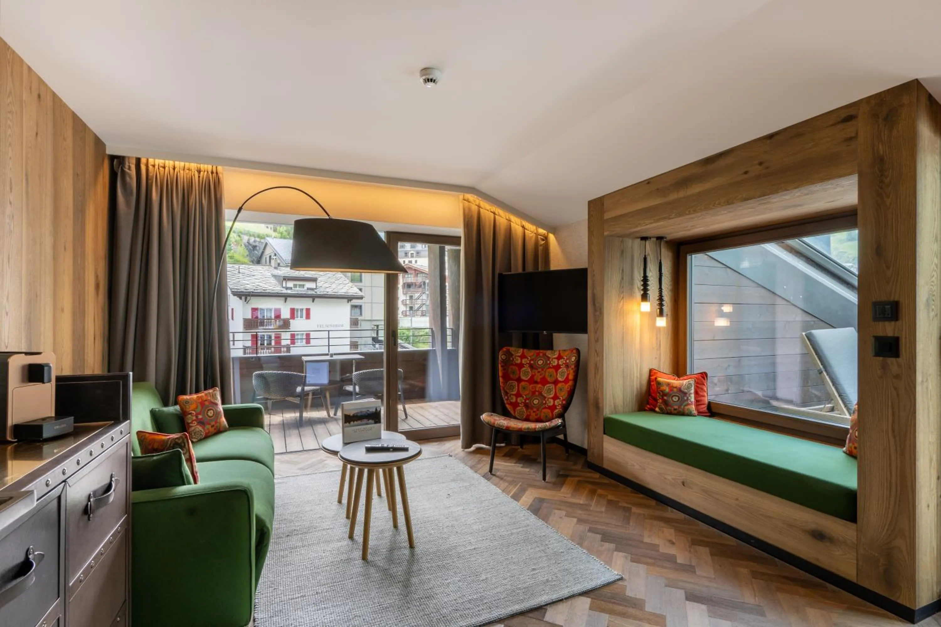 Living room, Bed in Hotel ZERMAMA Zermatt