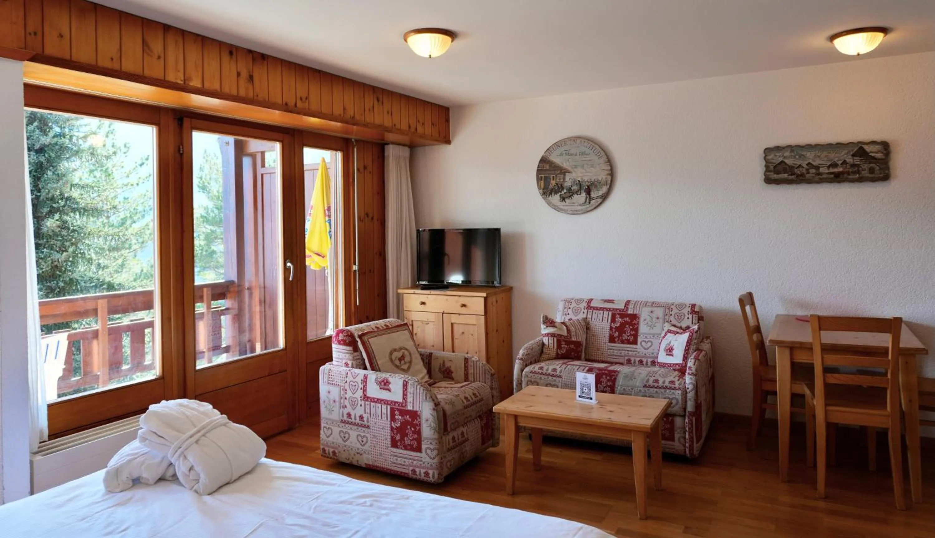 Bed in Hôtel Les Bains d'Ovronnaz