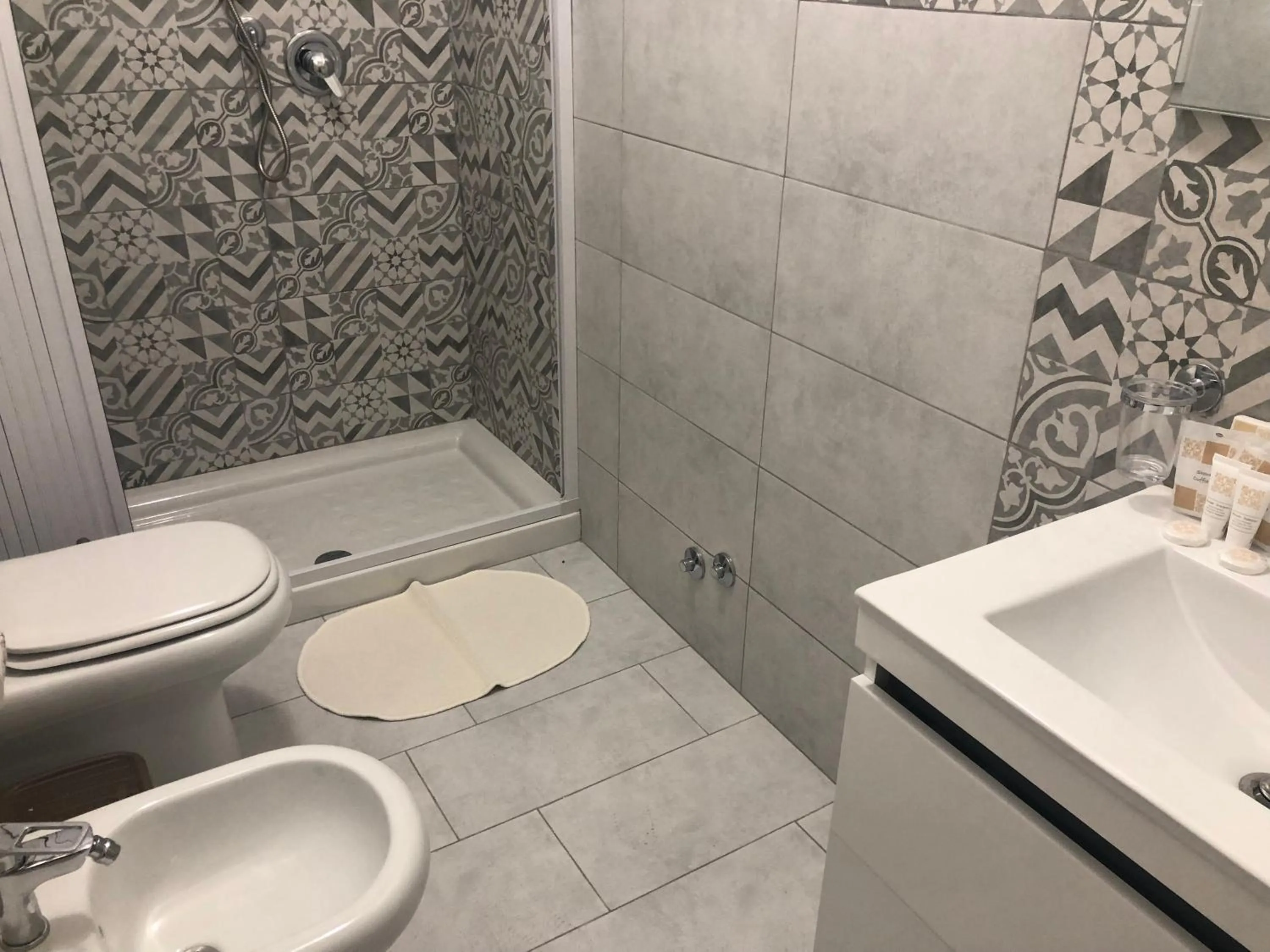 Shower in Bed and Breakfast Morghella