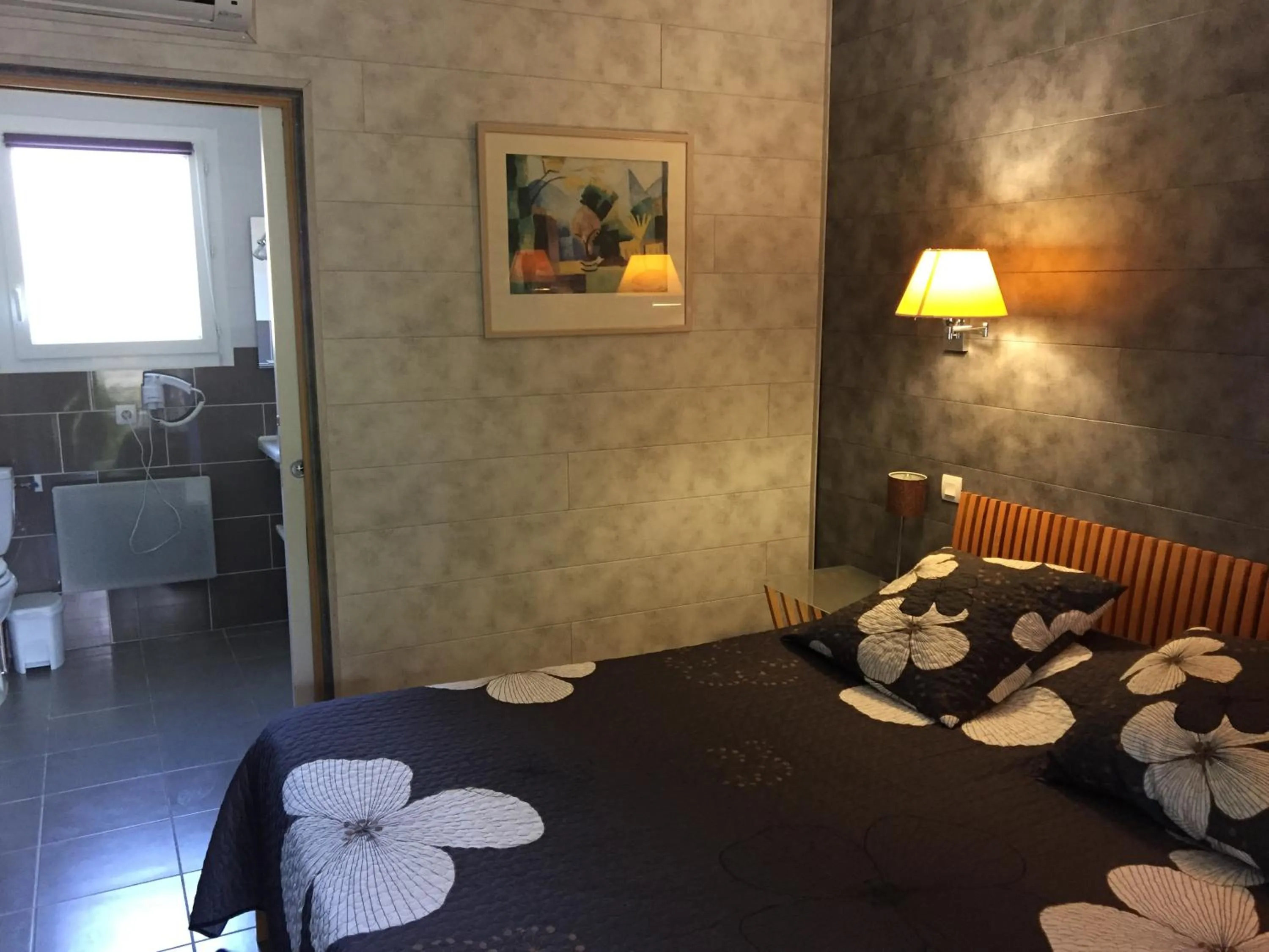 Bed in Logis Hotel Le Vieux Moulin