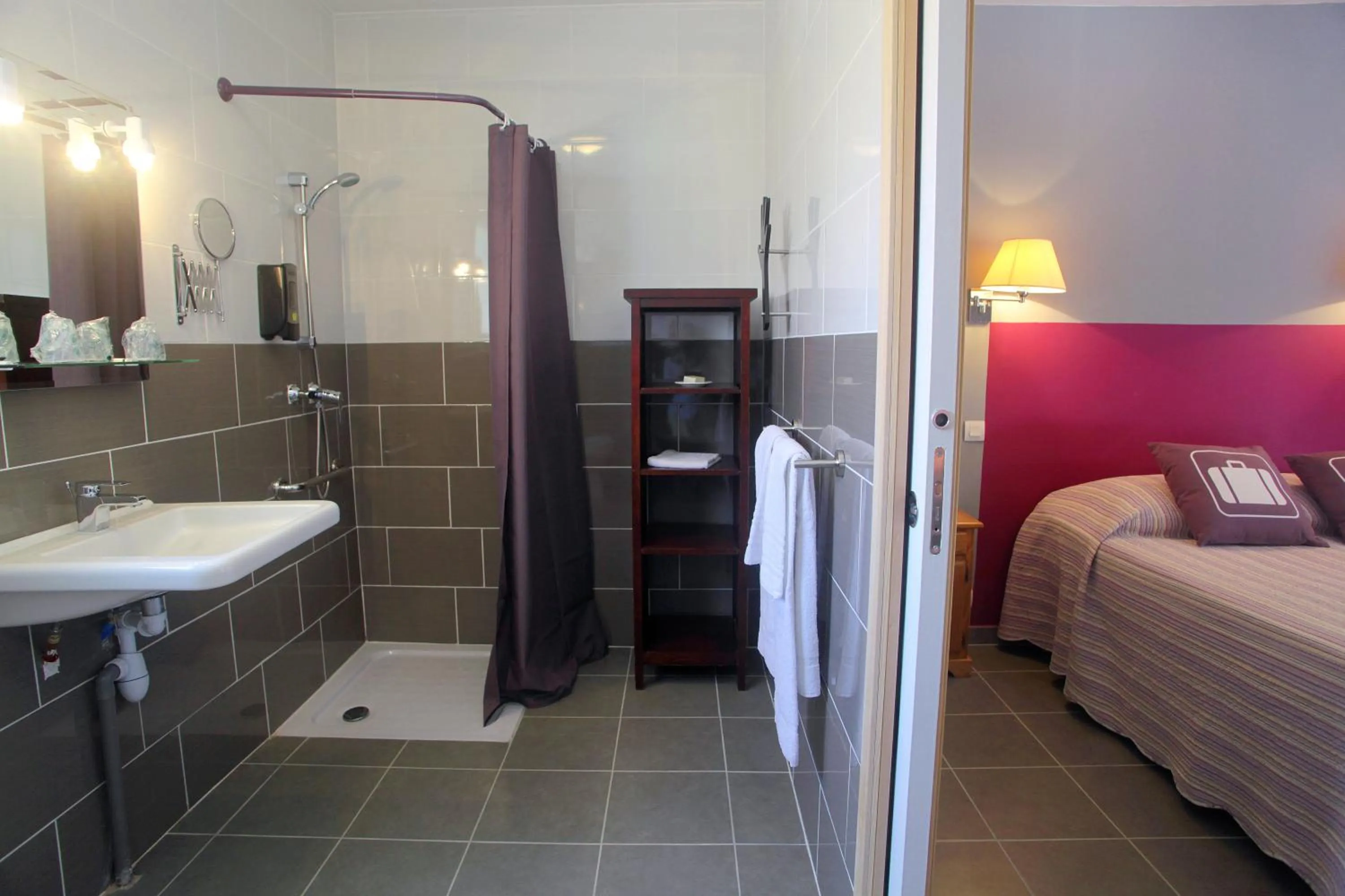Bathroom, Bed in Logis Hotel Le Vieux Moulin