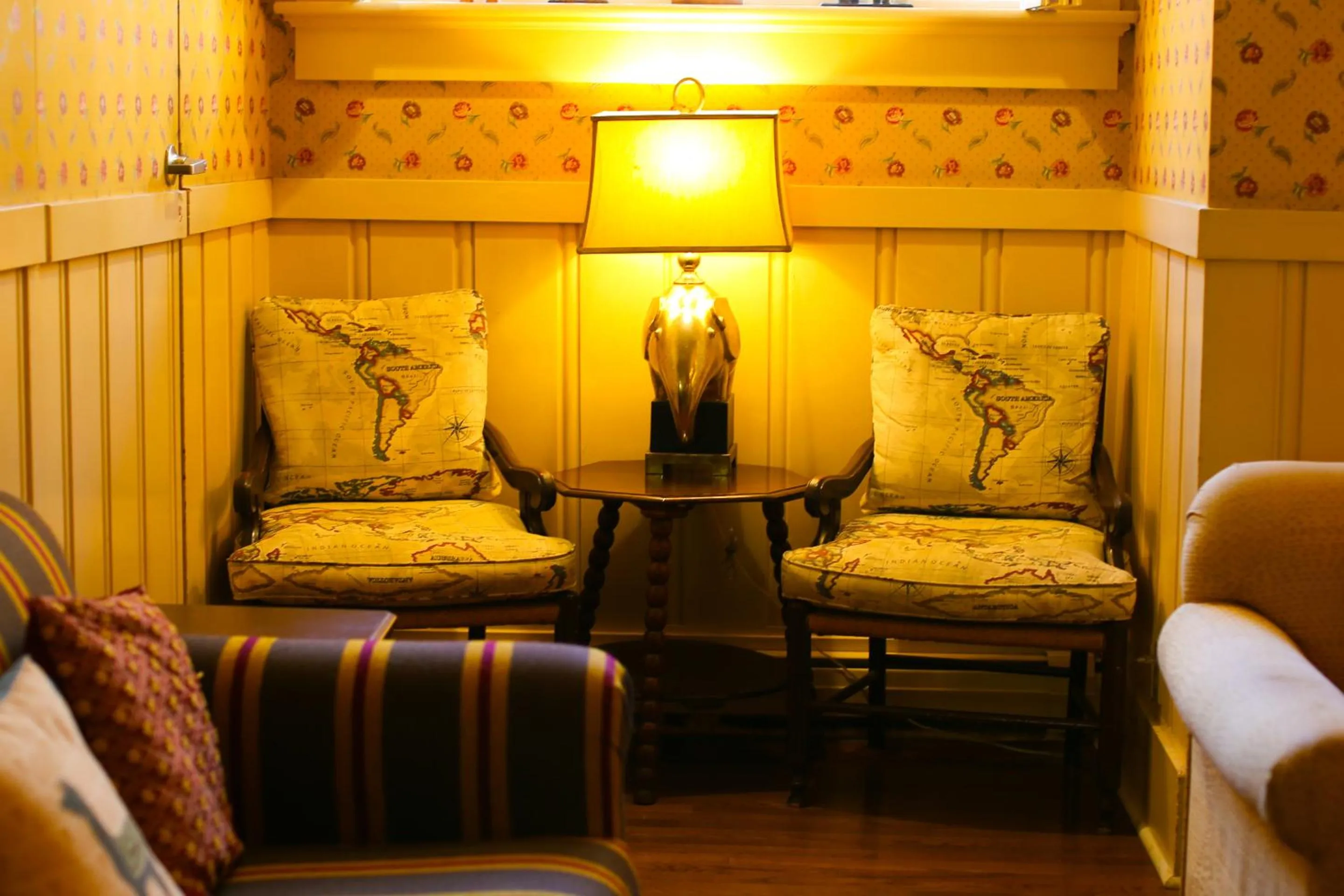 Lounge or bar in Petite Auberge