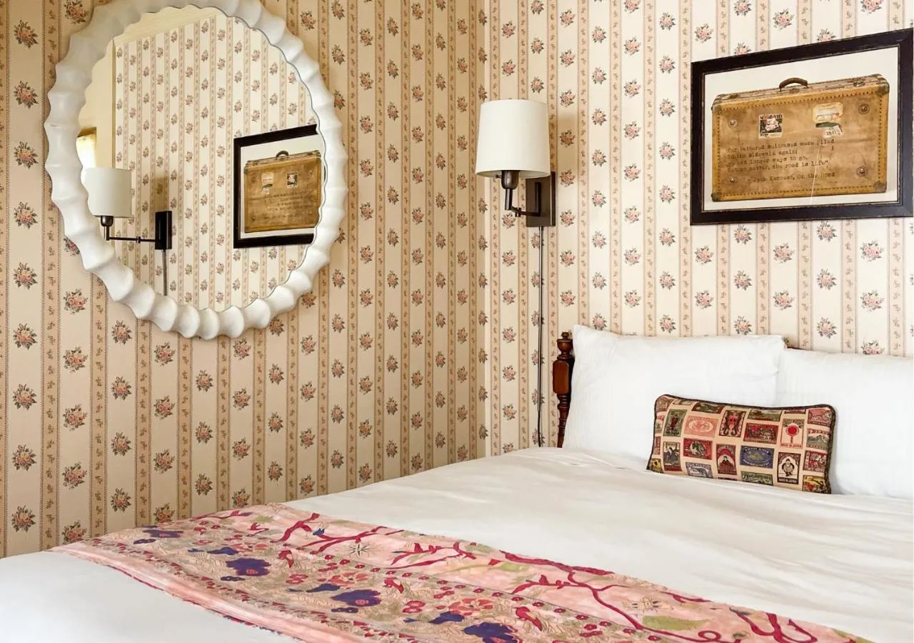 Bedroom, Bed in Petite Auberge