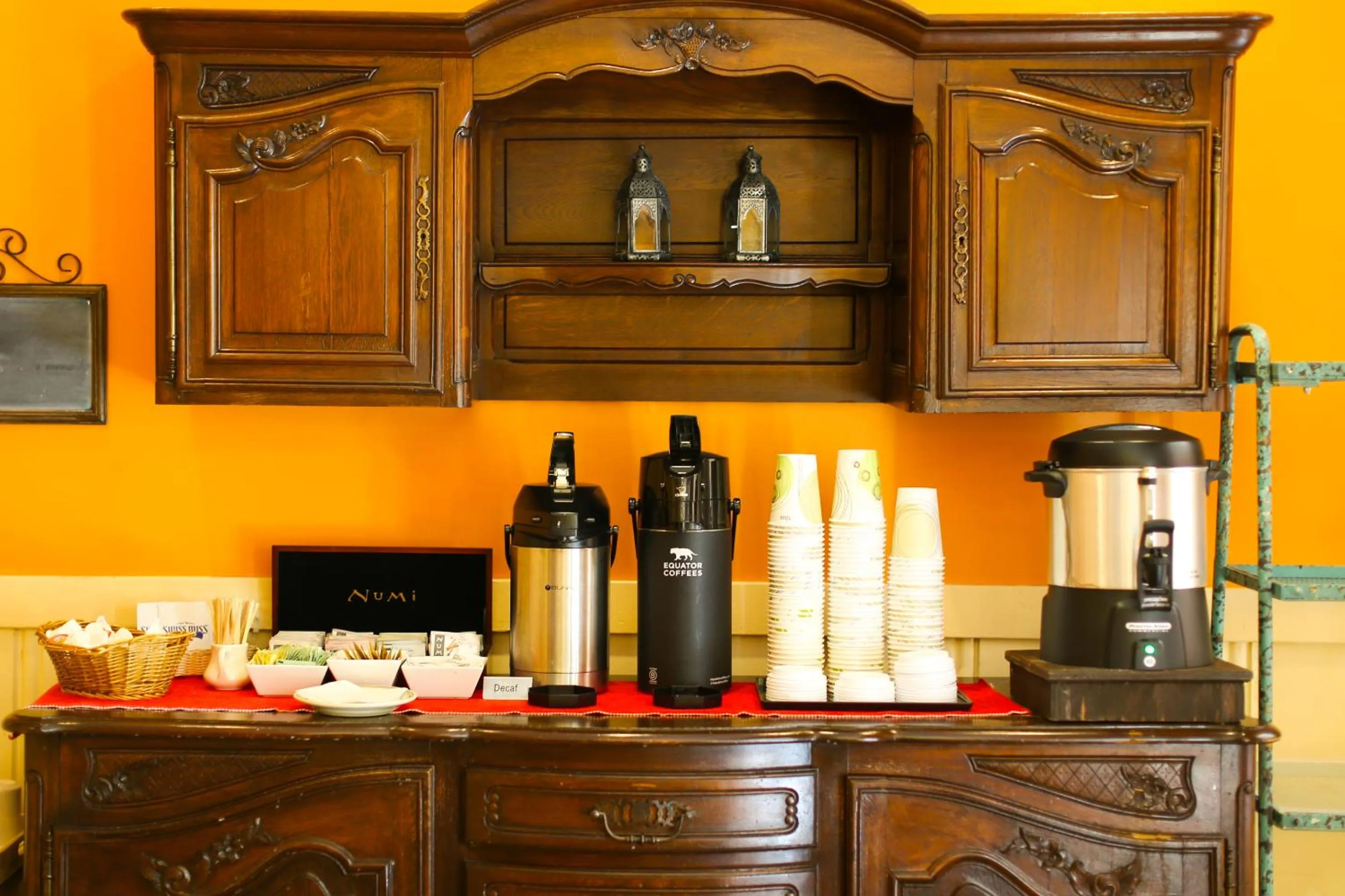 Coffee/tea facilities in Petite Auberge