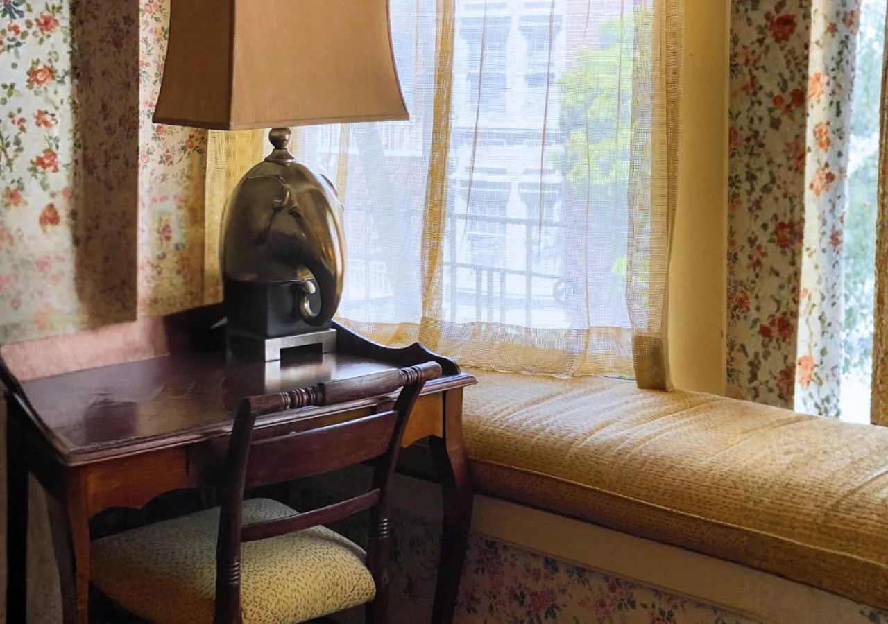 Seating area, Bed in Petite Auberge