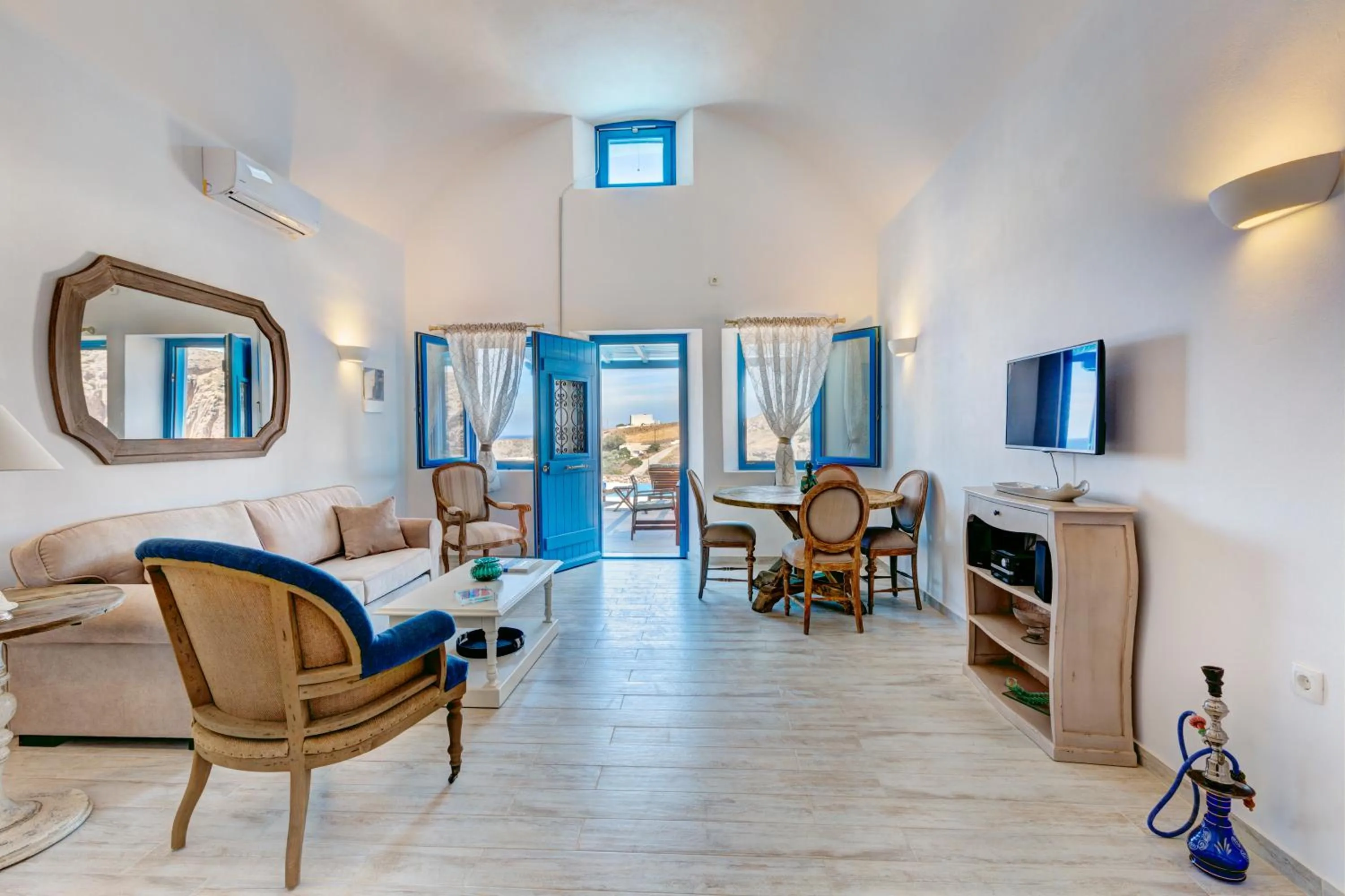 TV and multimedia in Desiterra Resort & Spa