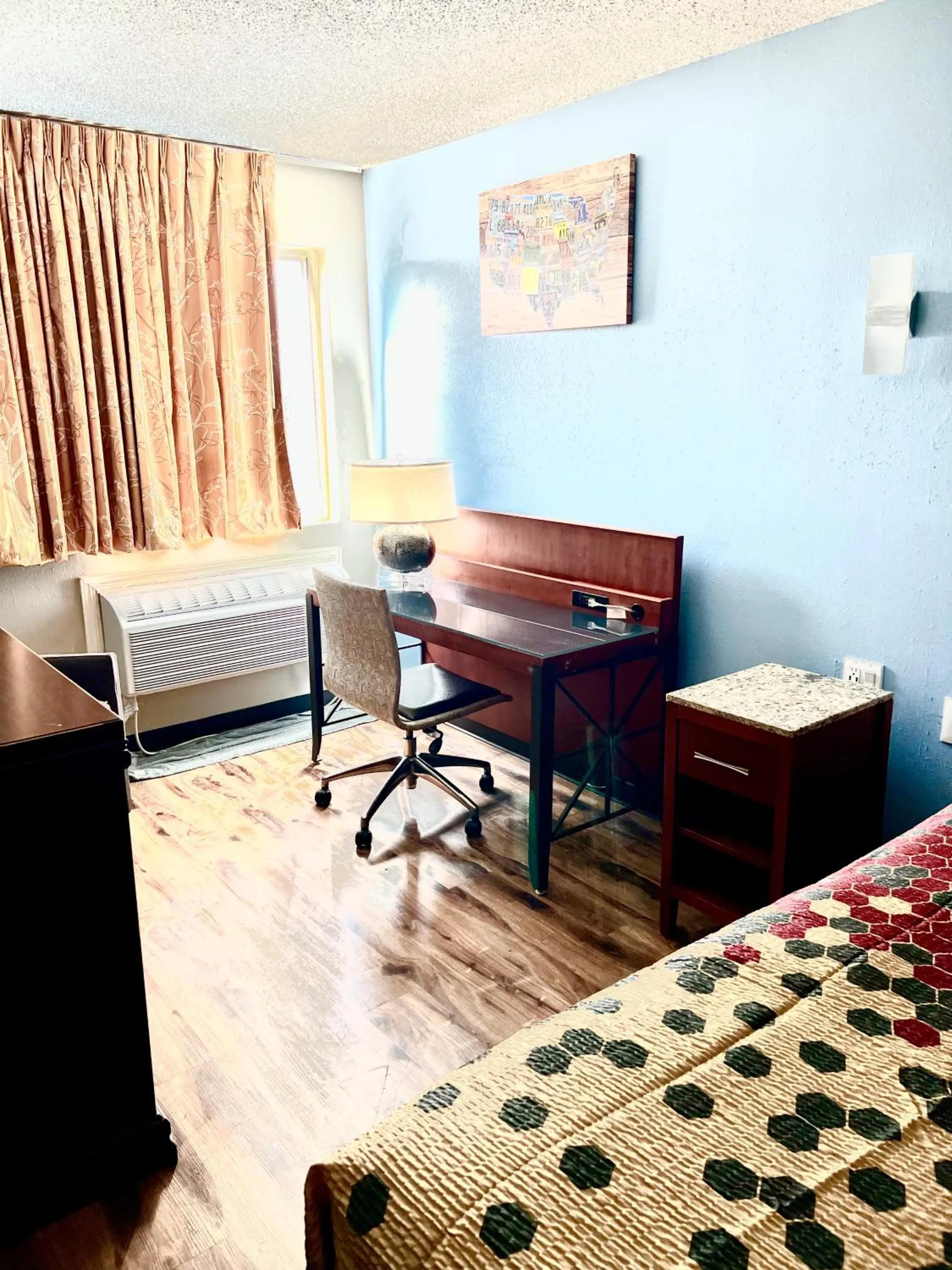 Bed in Econo Lodge San Antonio near SeaWorld - Medical Center