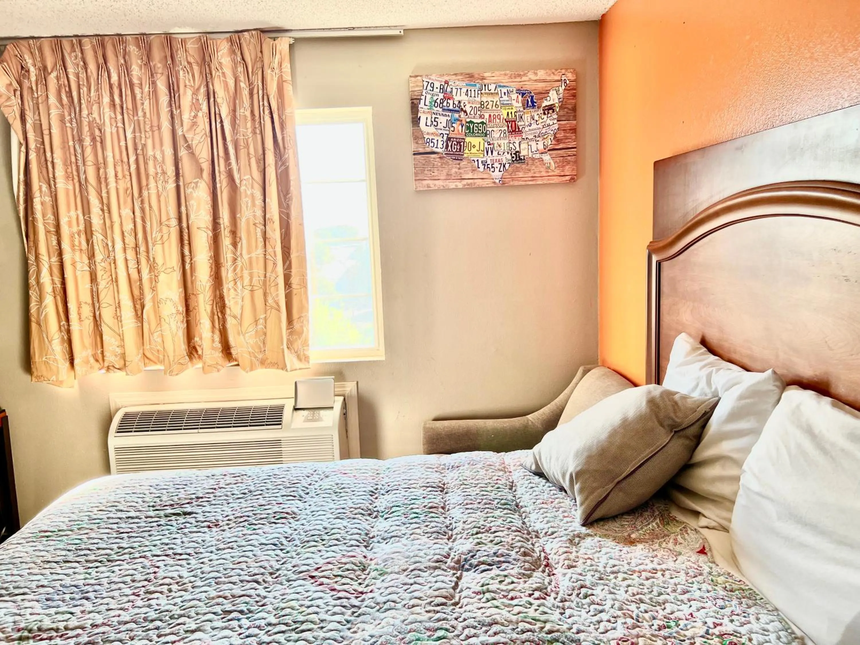 Bed in Econo Lodge San Antonio near SeaWorld - Medical Center