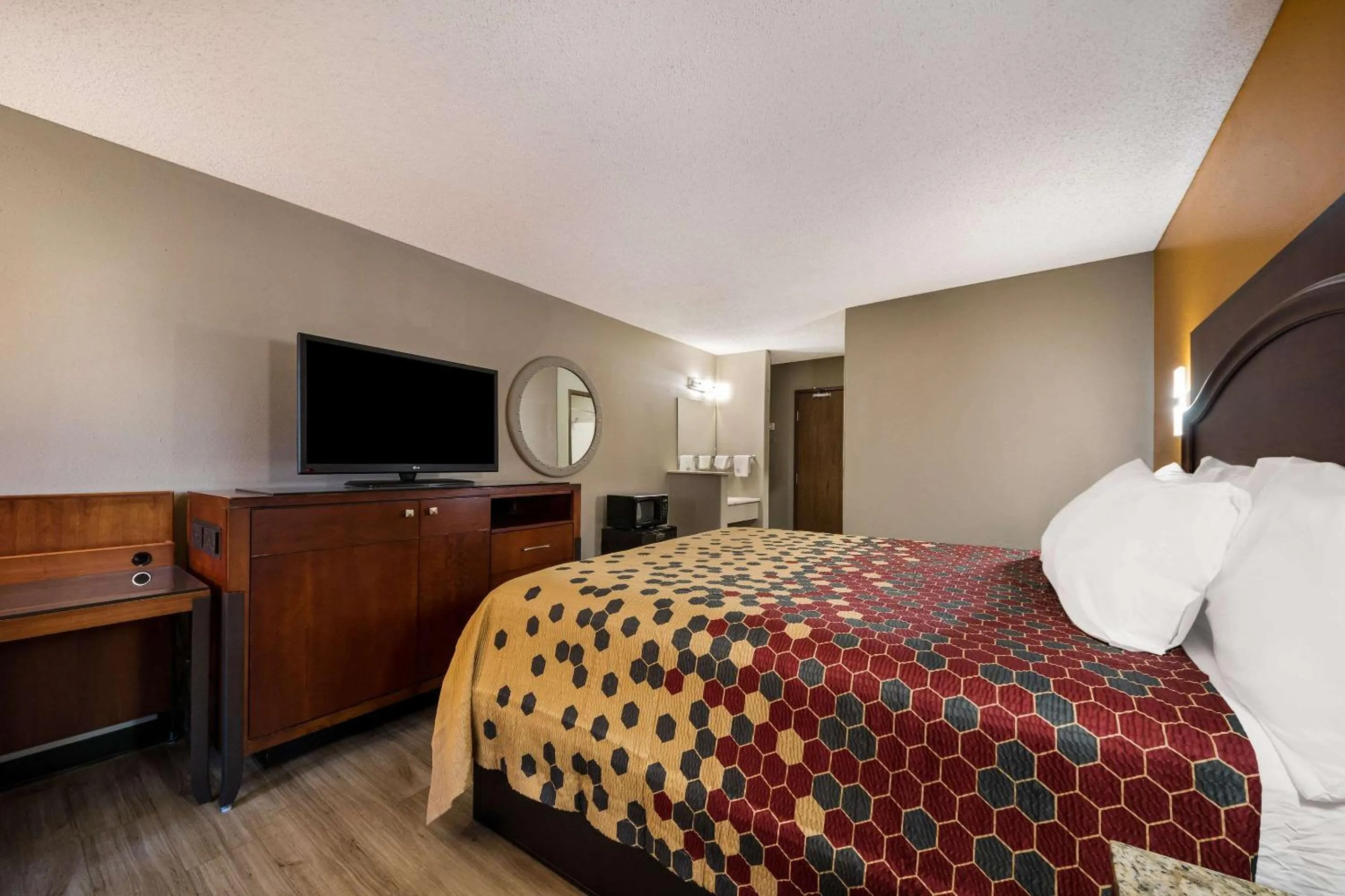 Bedroom, Bed in Econo Lodge San Antonio near SeaWorld - Medical Center
