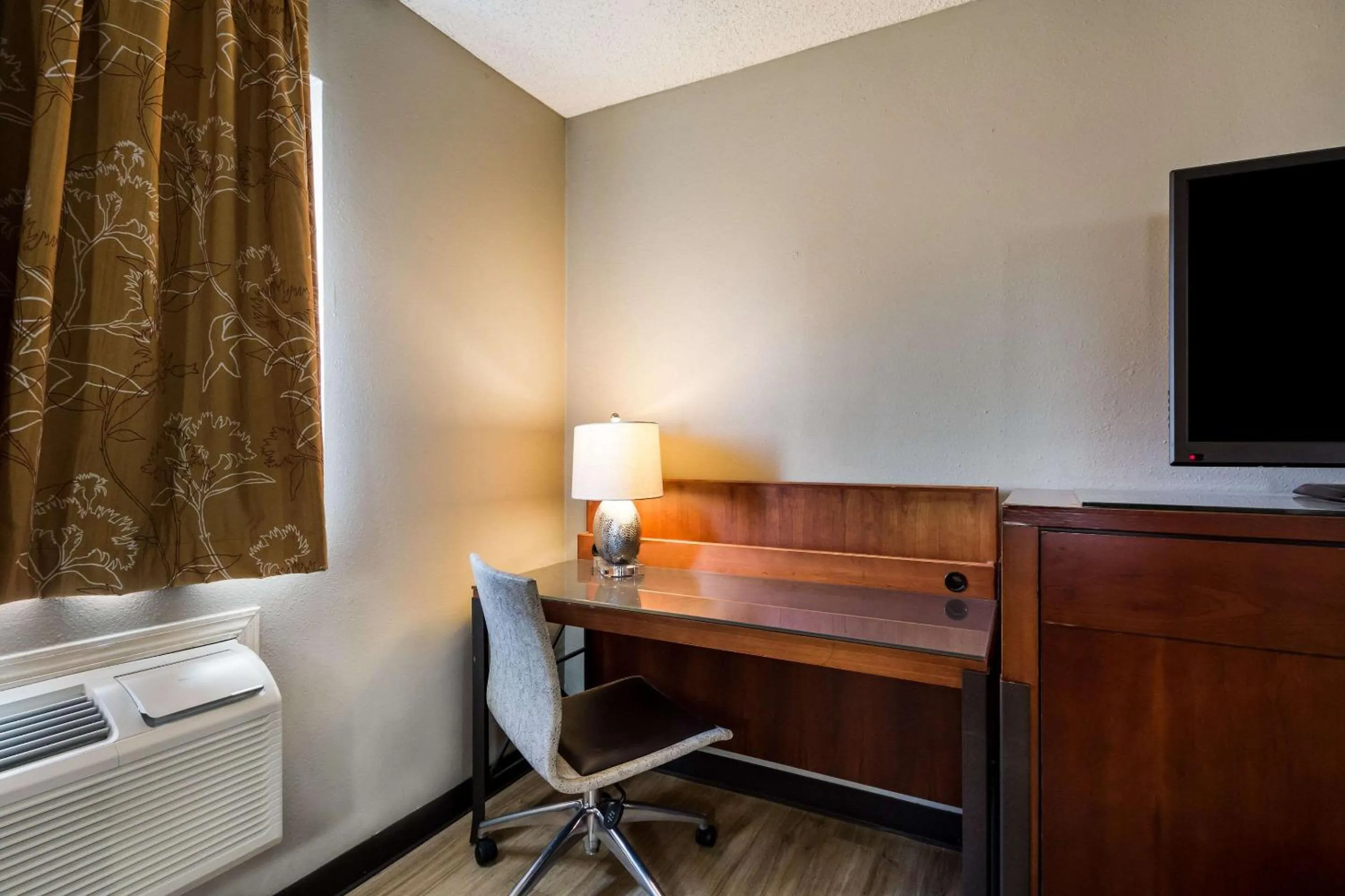 Bedroom in Econo Lodge San Antonio near SeaWorld - Medical Center