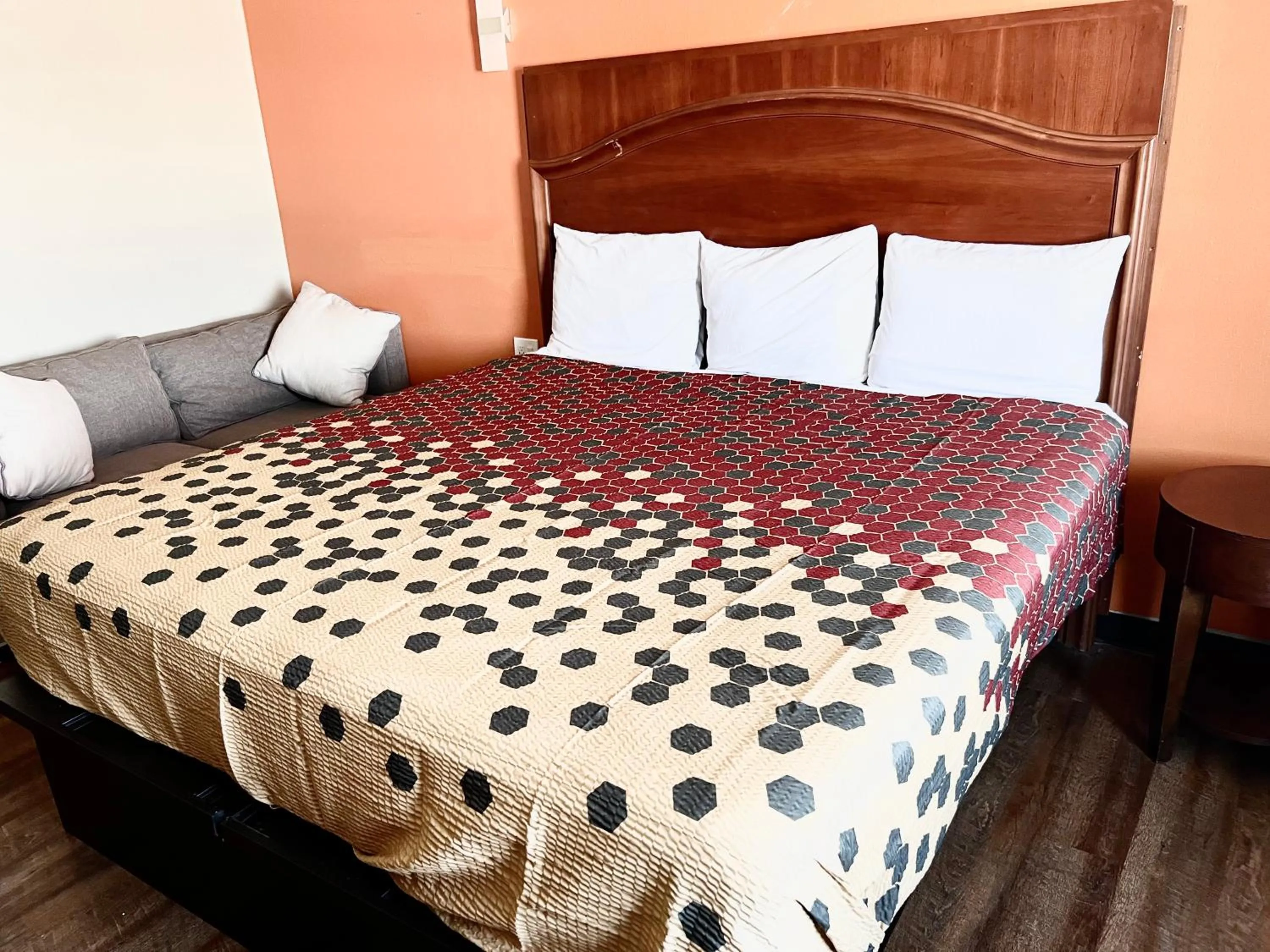 Bed in Econo Lodge San Antonio near SeaWorld - Medical Center