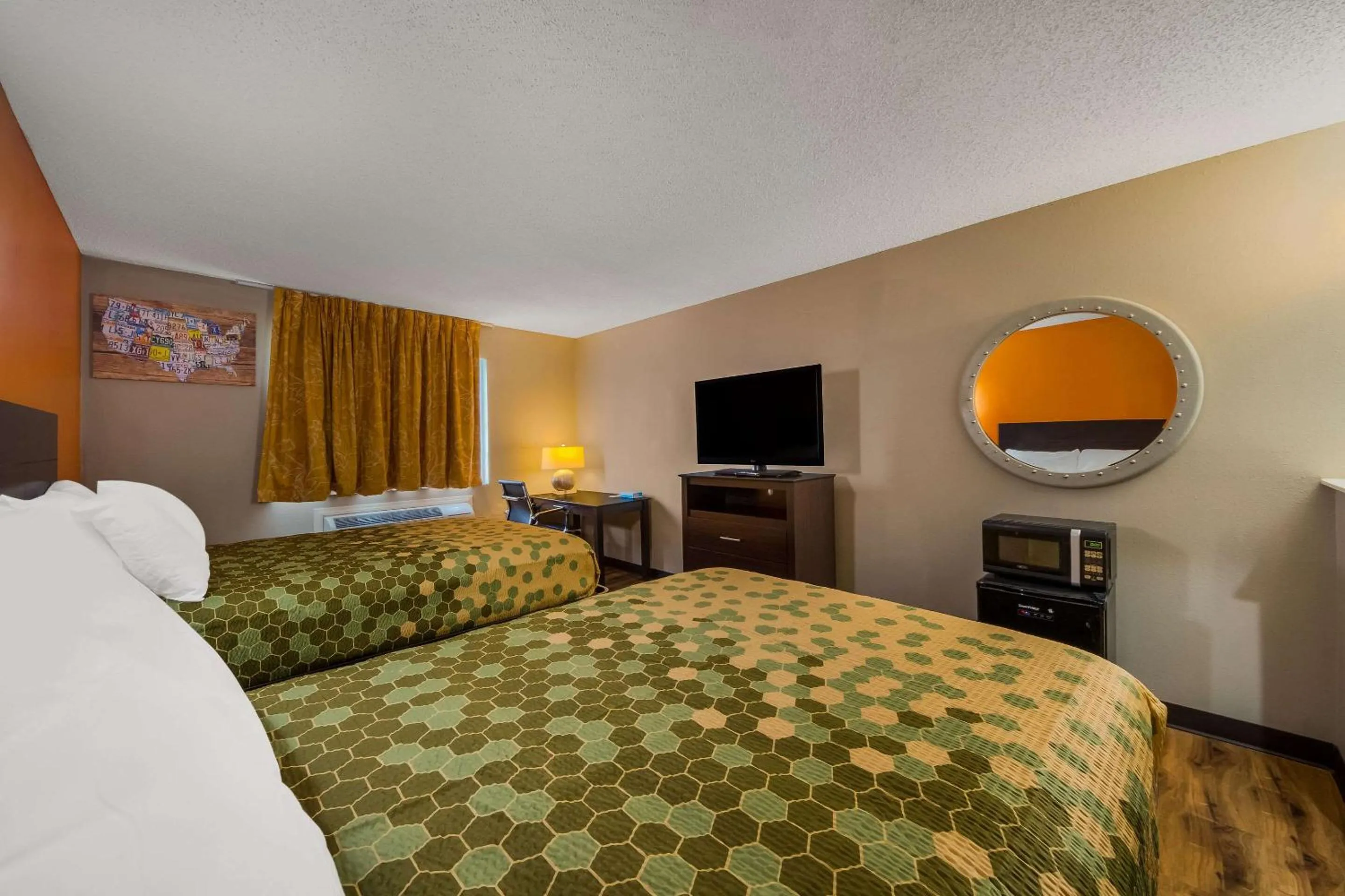 Bedroom, Bed in Econo Lodge San Antonio near SeaWorld - Medical Center