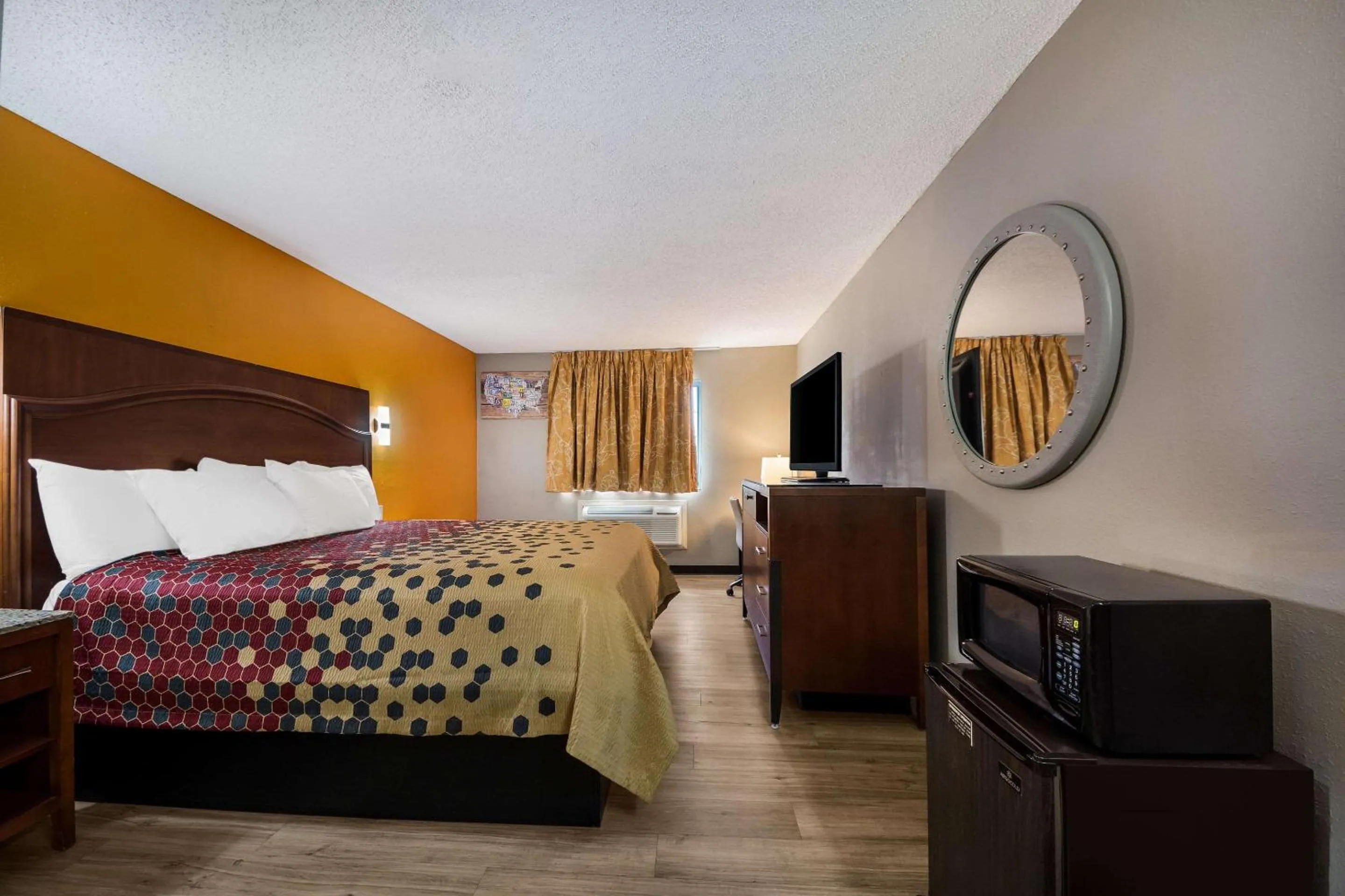 Bedroom, Bed in Econo Lodge San Antonio near SeaWorld - Medical Center