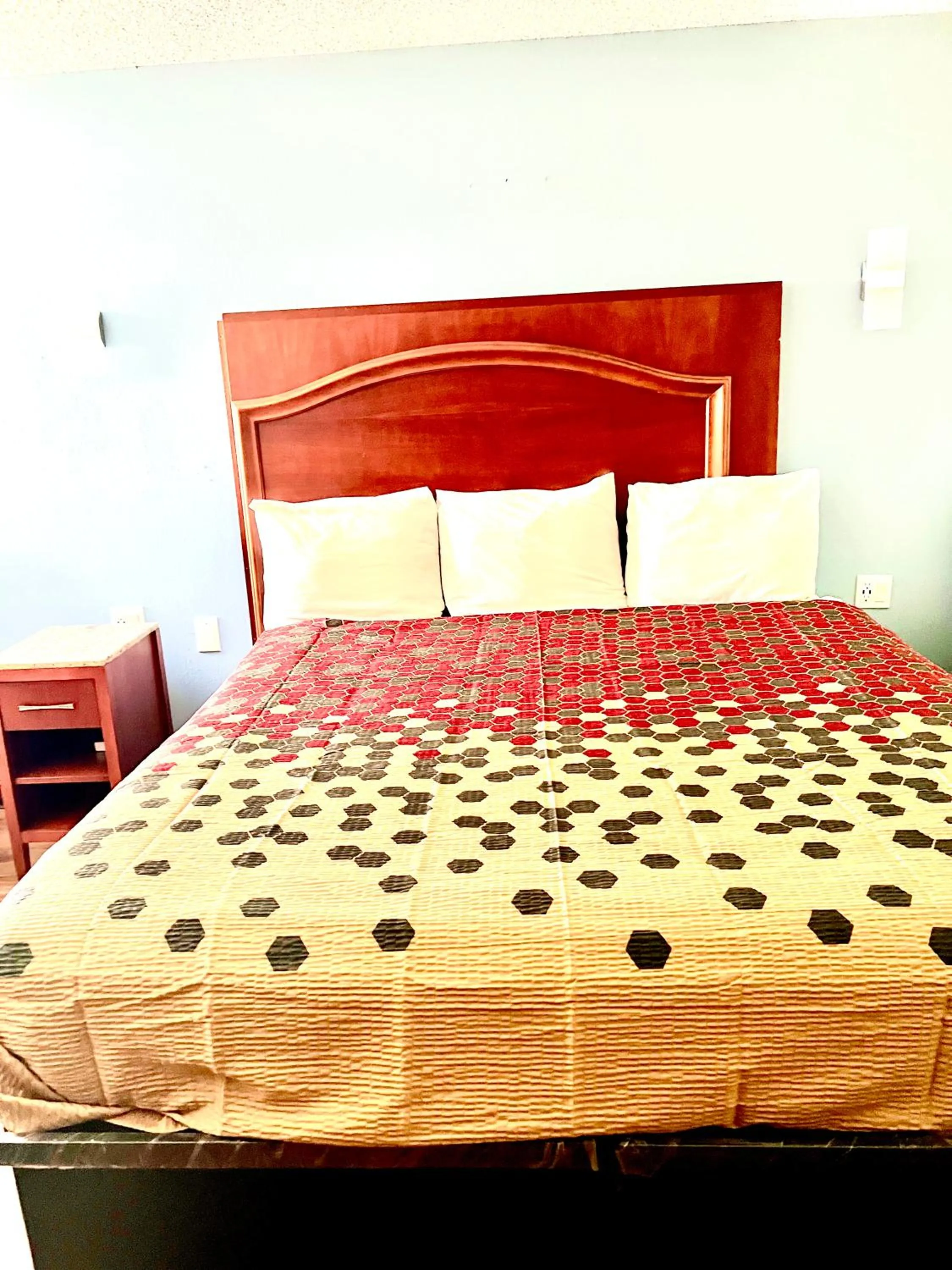 Bedroom, Bed in Econo Lodge San Antonio near SeaWorld - Medical Center