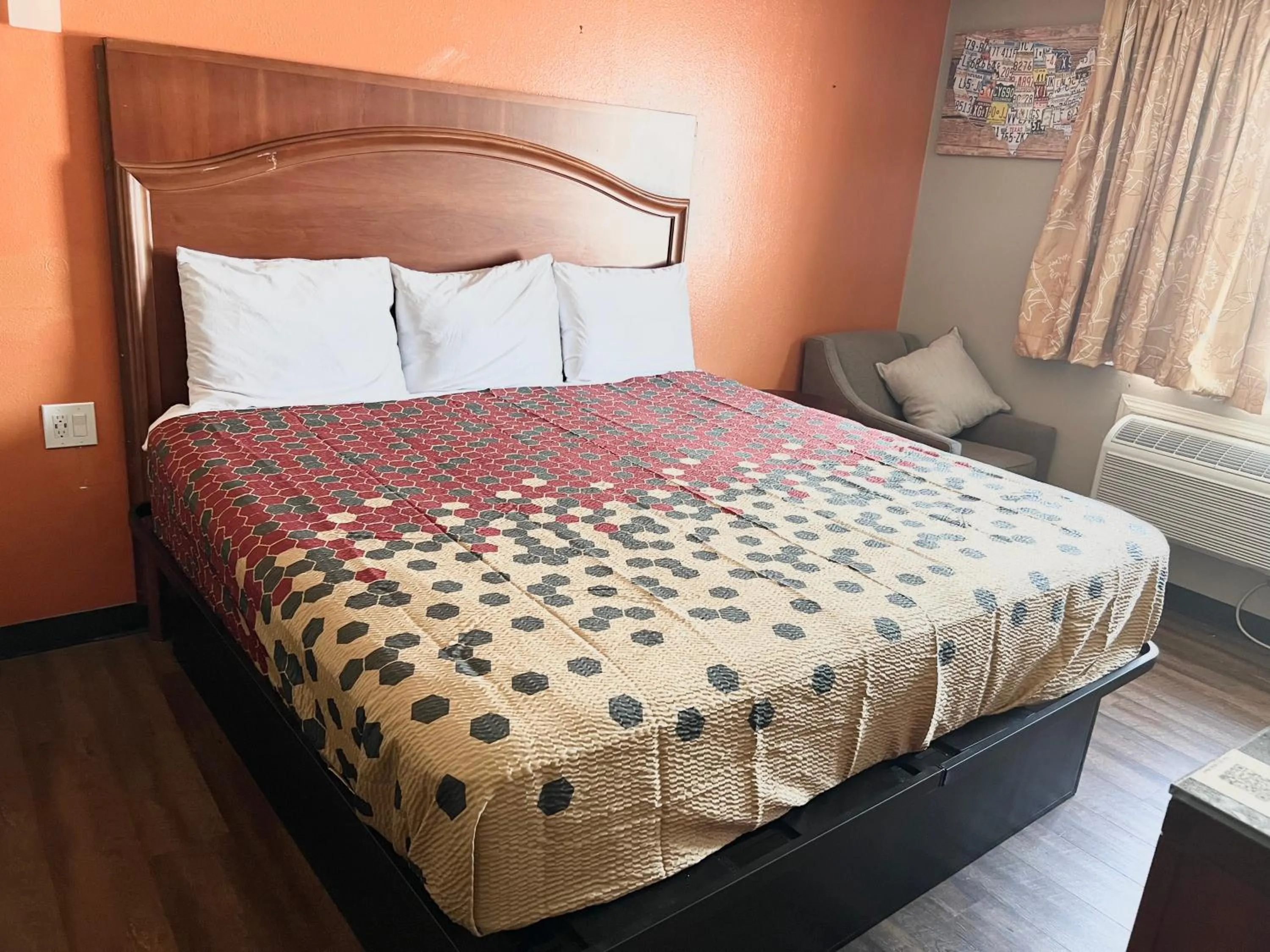 Bed in Econo Lodge San Antonio near SeaWorld - Medical Center