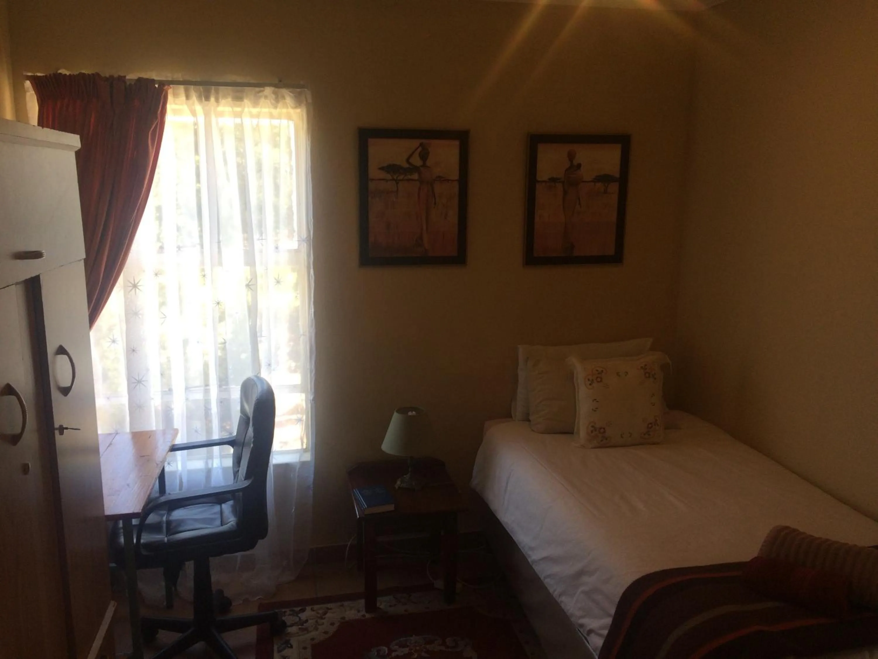 Photo of the whole room, Bed in At The View B&B