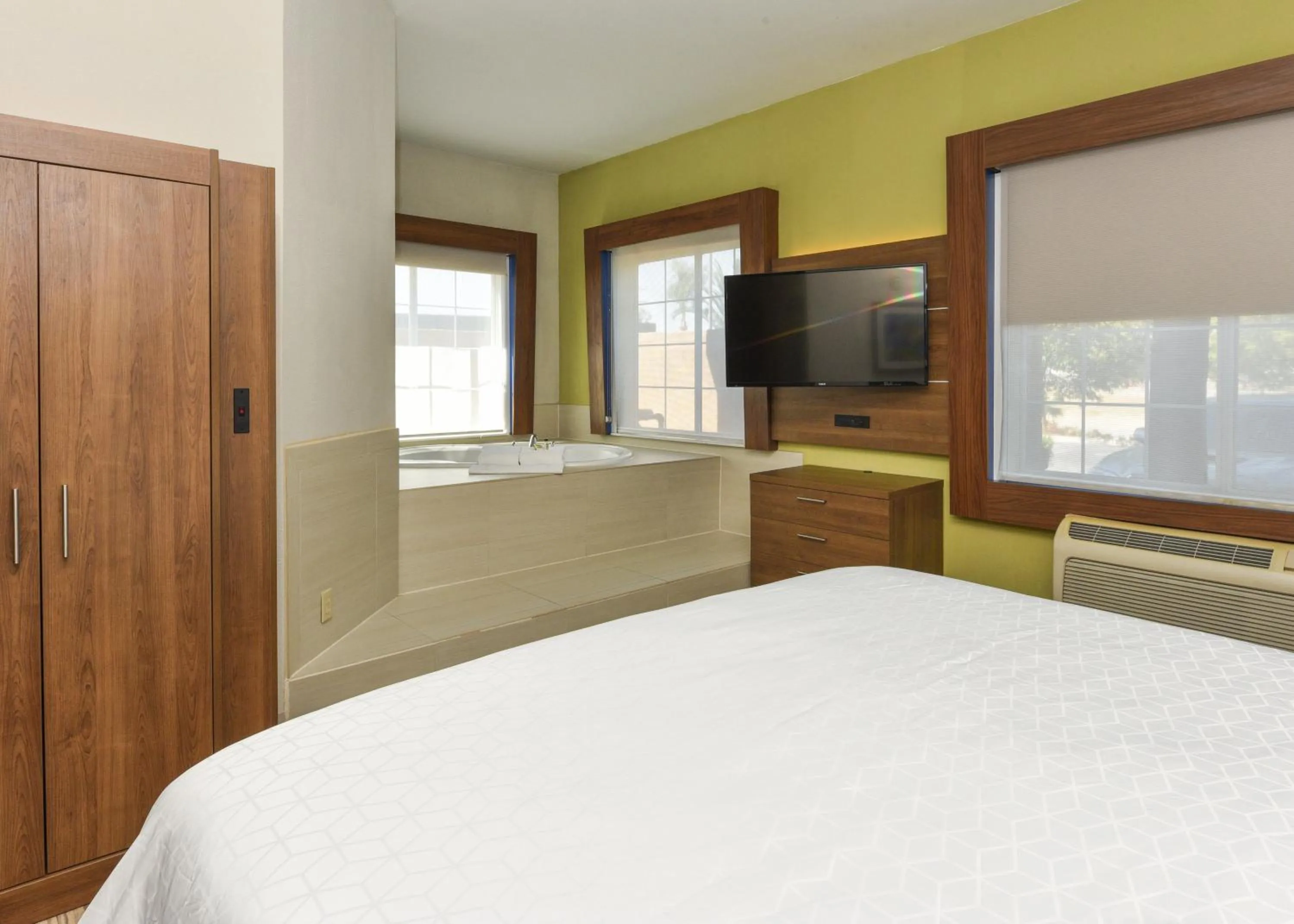 Photo of the whole room, Bed in Holiday Inn Express & Suites Corona by IHG