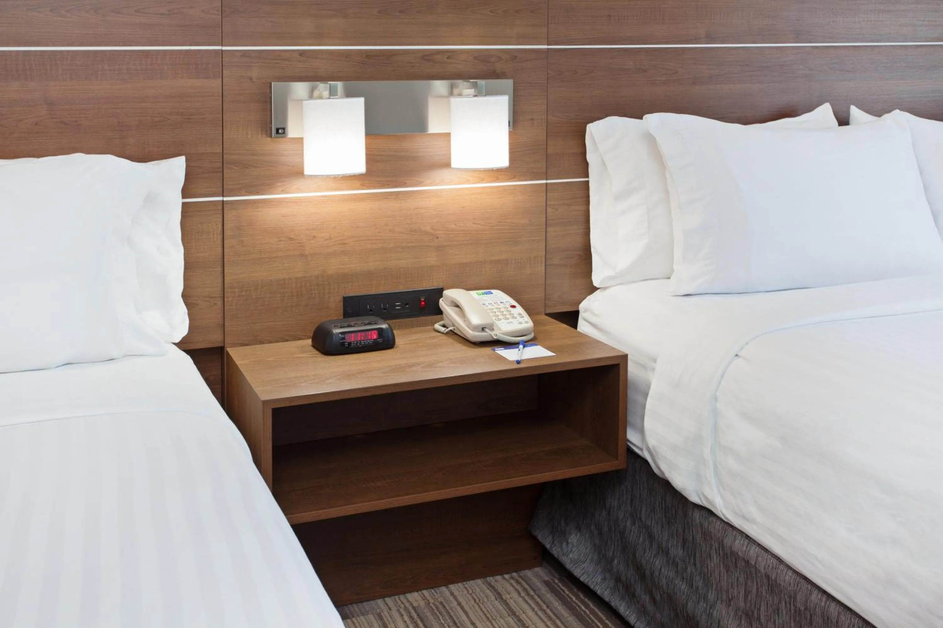 Photo of the whole room, Bed in Holiday Inn Express & Suites Corona by IHG