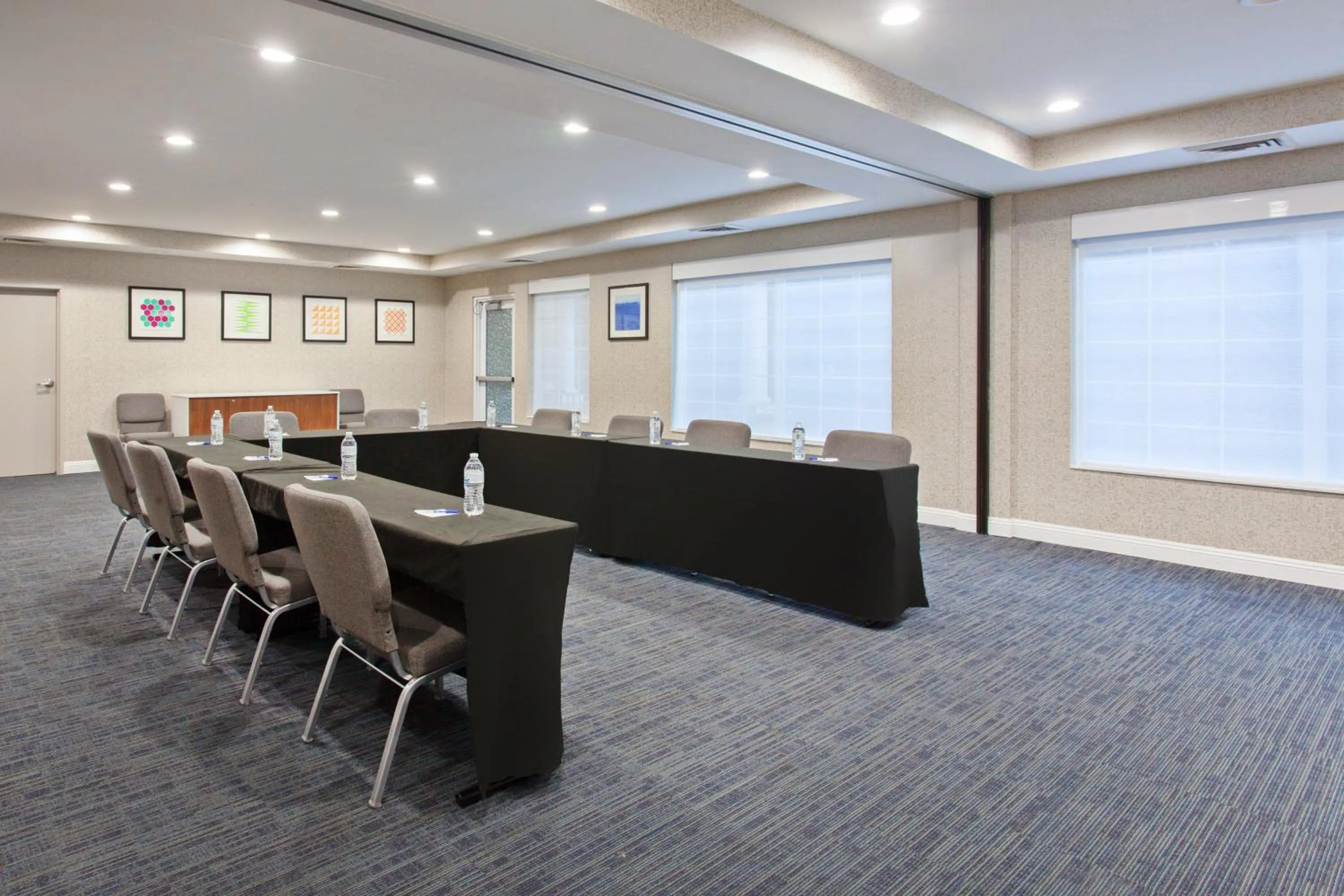 Meeting/conference room in Holiday Inn Express & Suites Corona by IHG