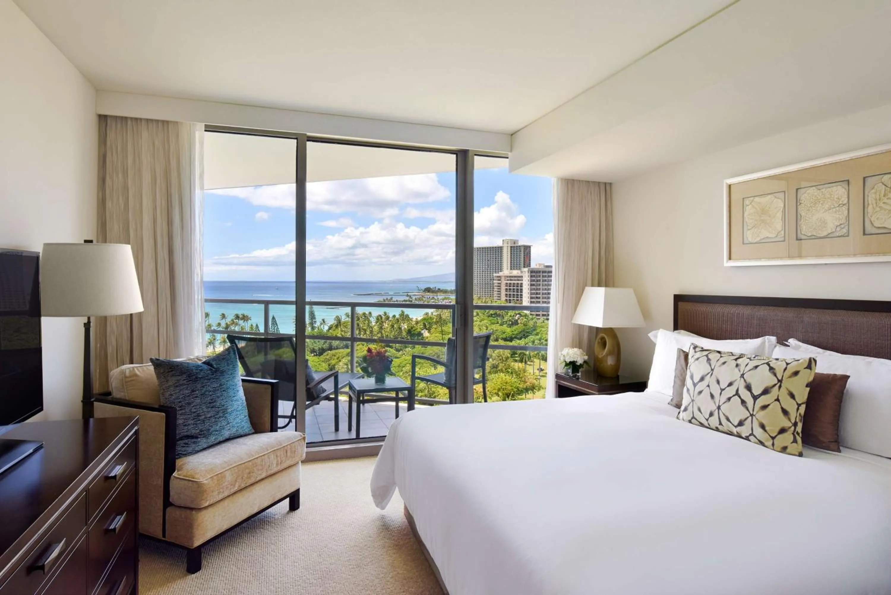 Bed in Ka Laʻi Waikiki Beach, LXR Hotels & Resorts