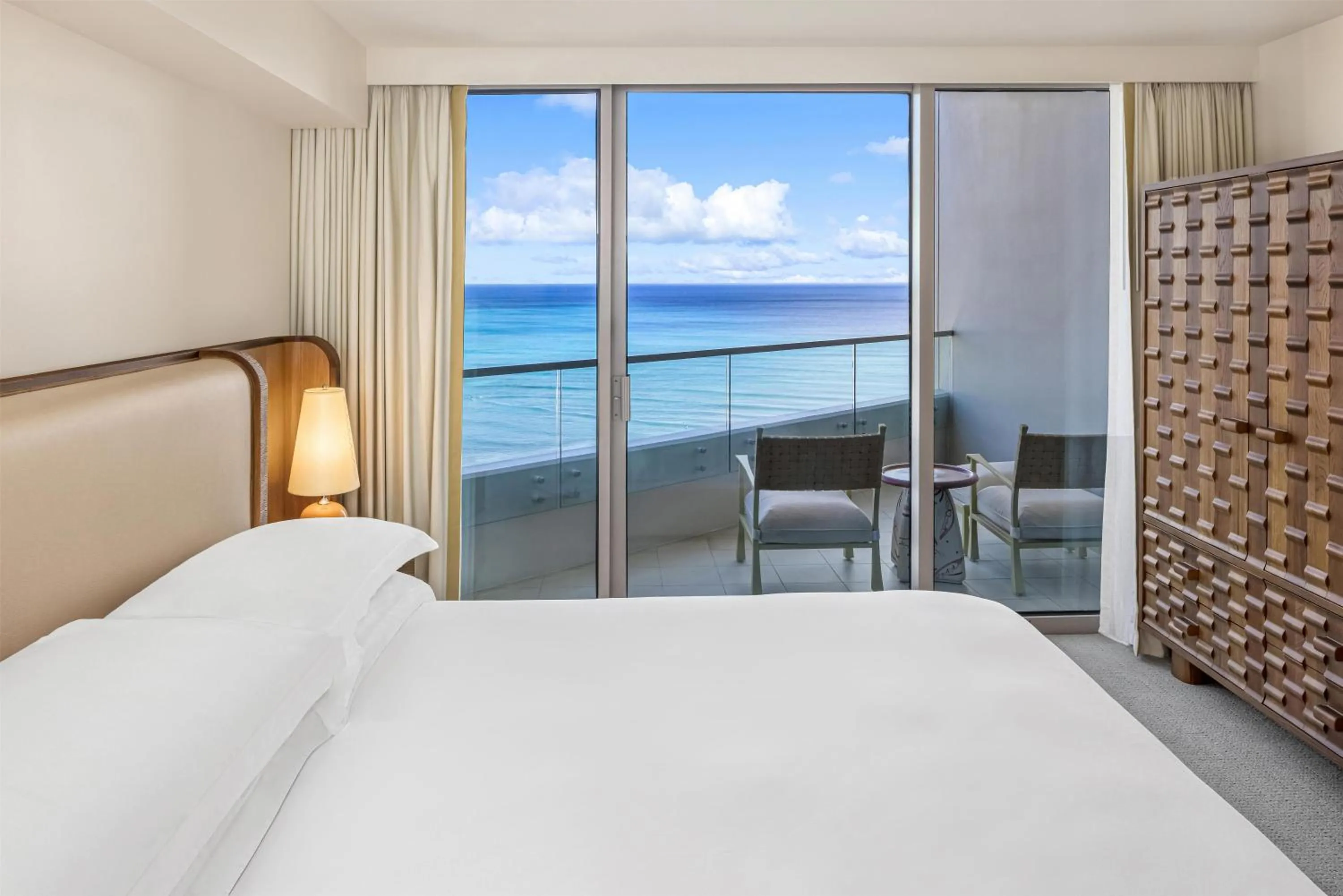 Bed in Ka Laʻi Waikiki Beach, LXR Hotels & Resorts