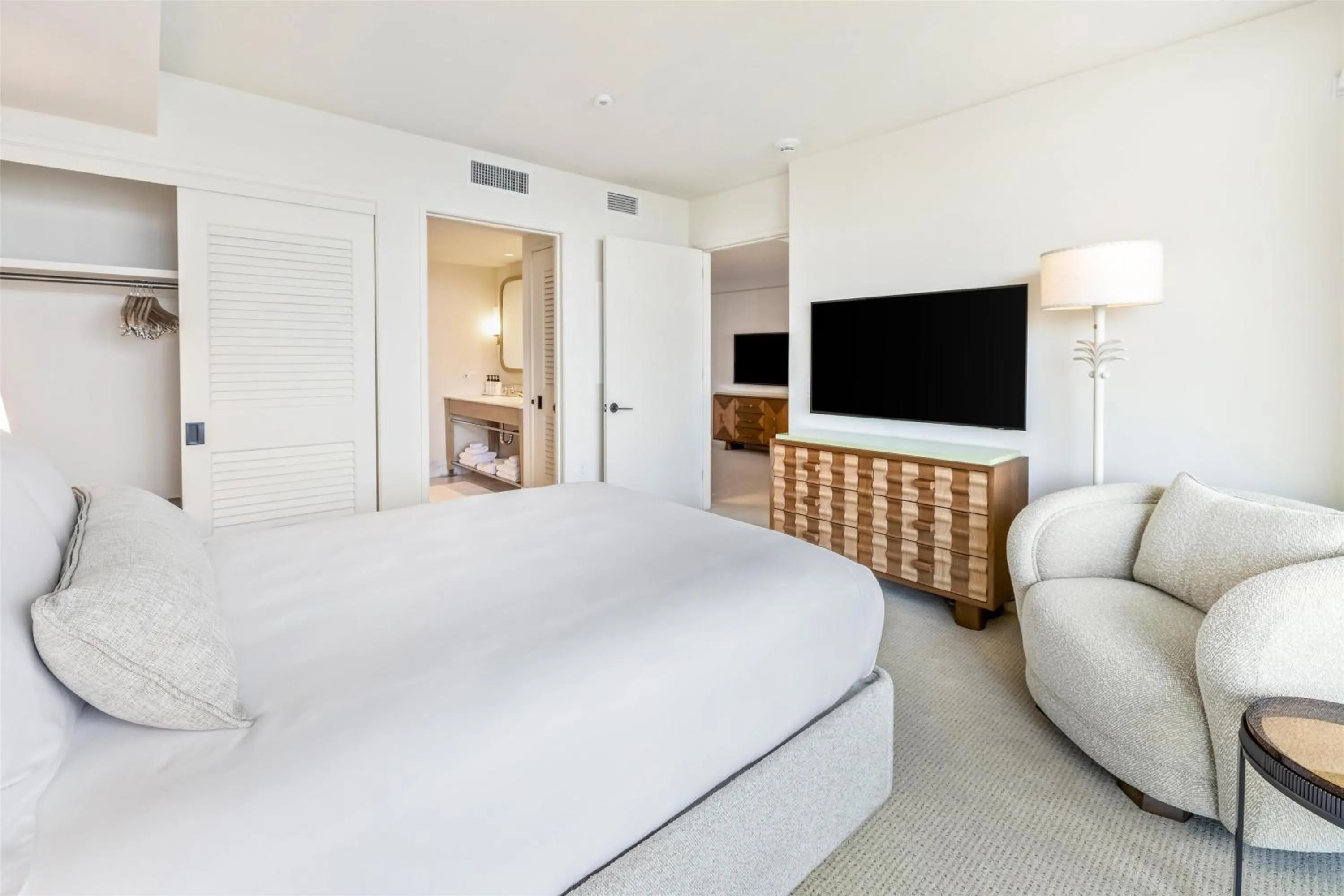 Bed in Ka Laʻi Waikiki Beach, LXR Hotels & Resorts