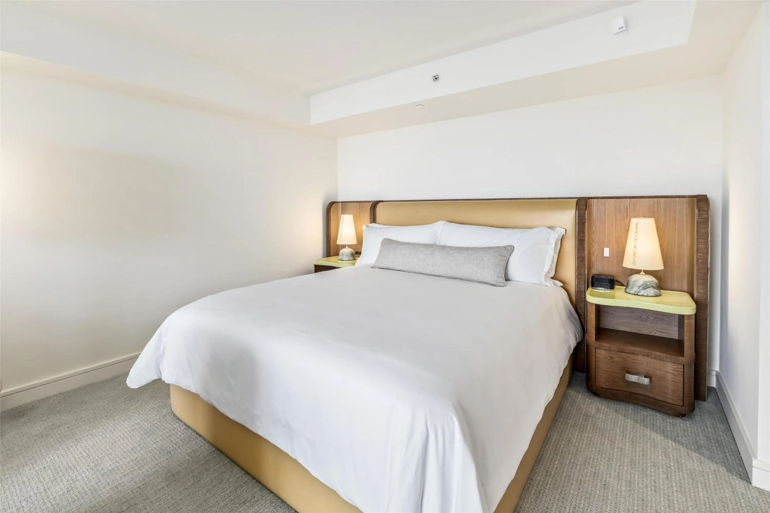 Bed in Ka Laʻi Waikiki Beach, LXR Hotels & Resorts