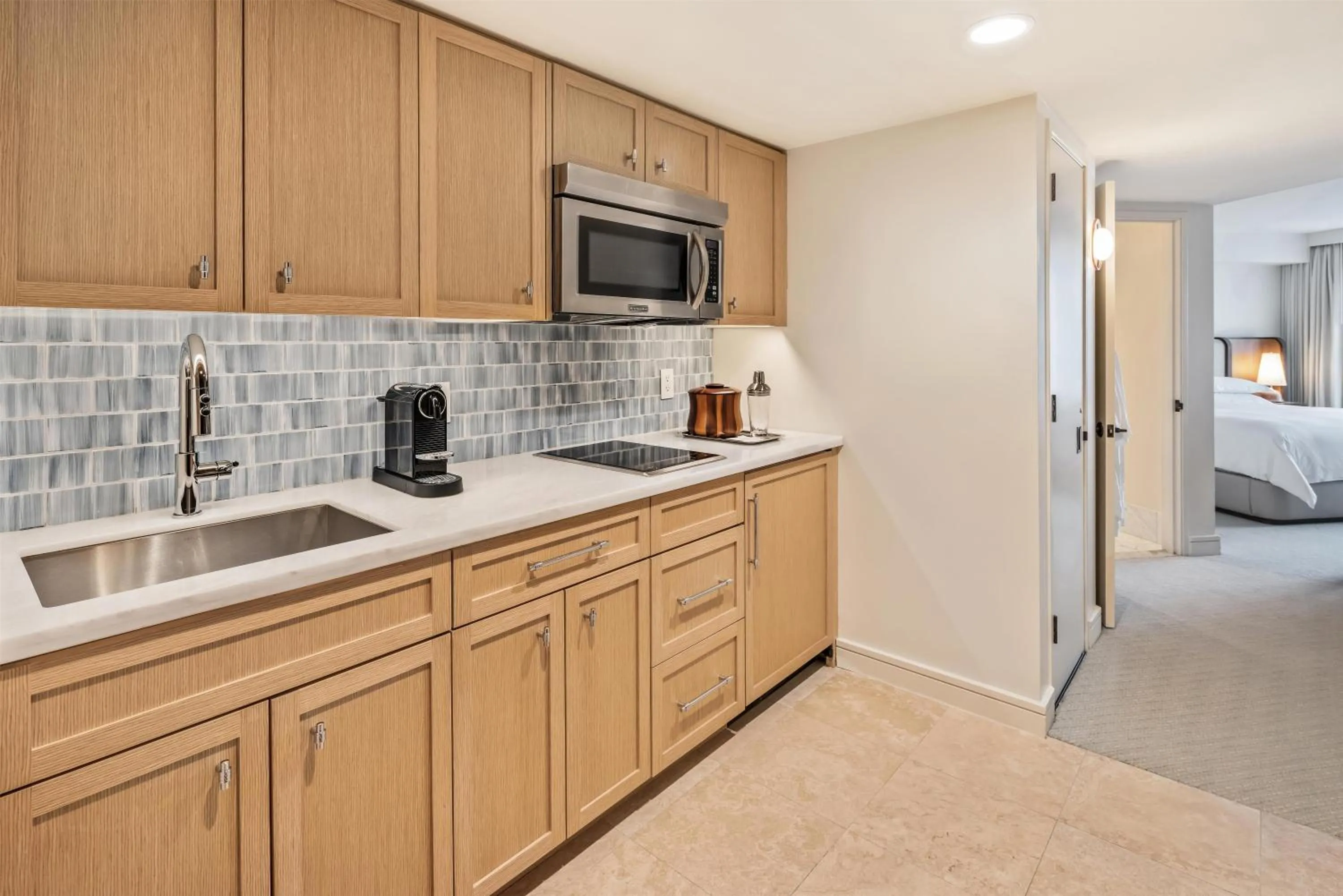 Kitchen or kitchenette, Bed in Ka Laʻi Waikiki Beach, LXR Hotels & Resorts