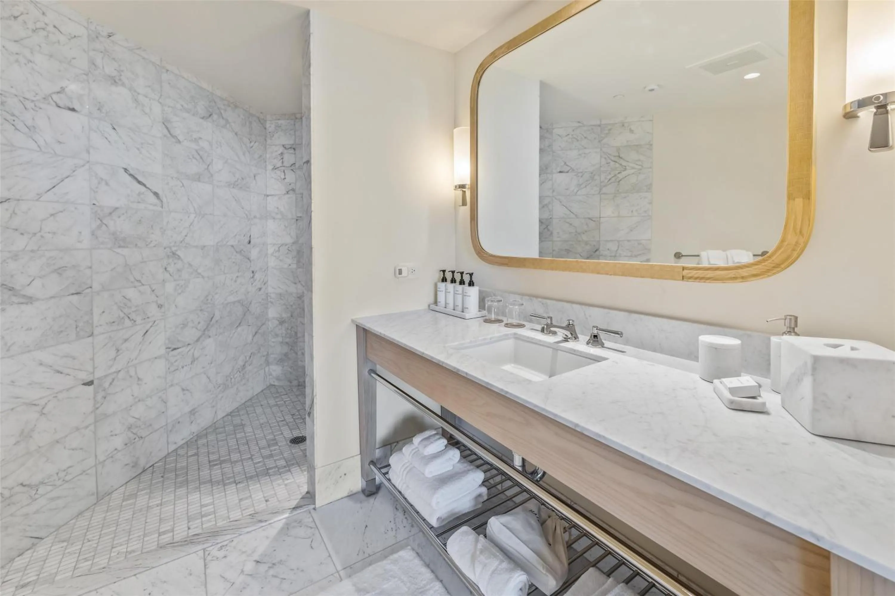 Bathroom in Ka Laʻi Waikiki Beach, LXR Hotels & Resorts