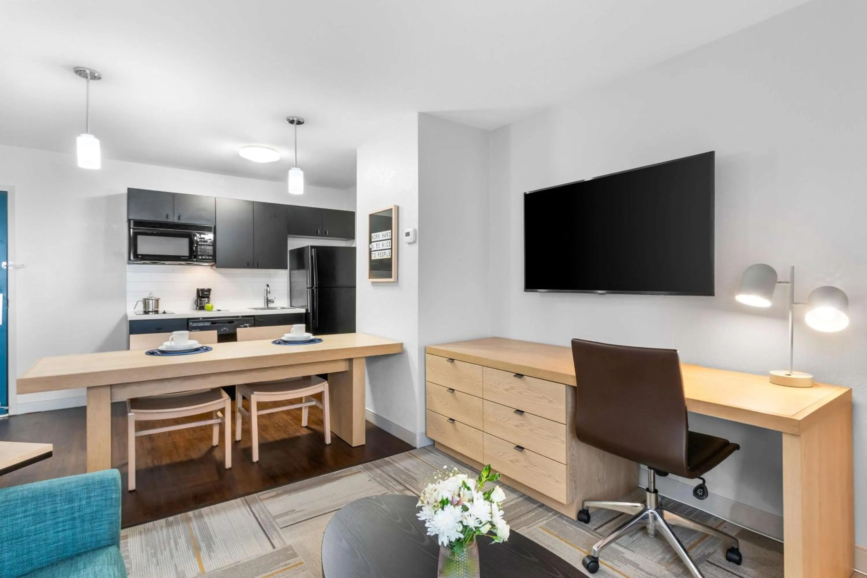Kitchen or kitchenette in Sonesta Simply Suites Austin South