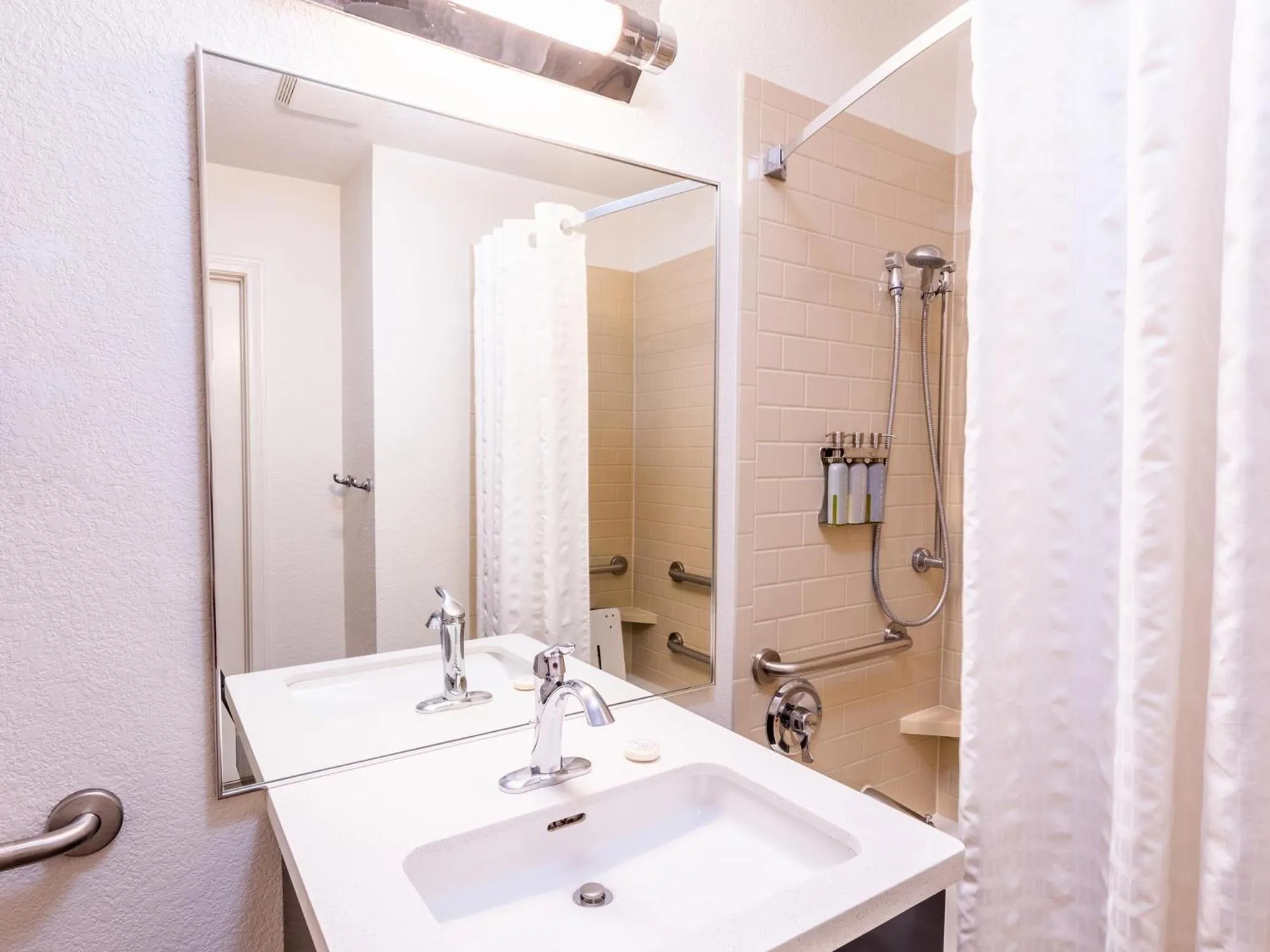 Bathroom in Sonesta Simply Suites Austin South