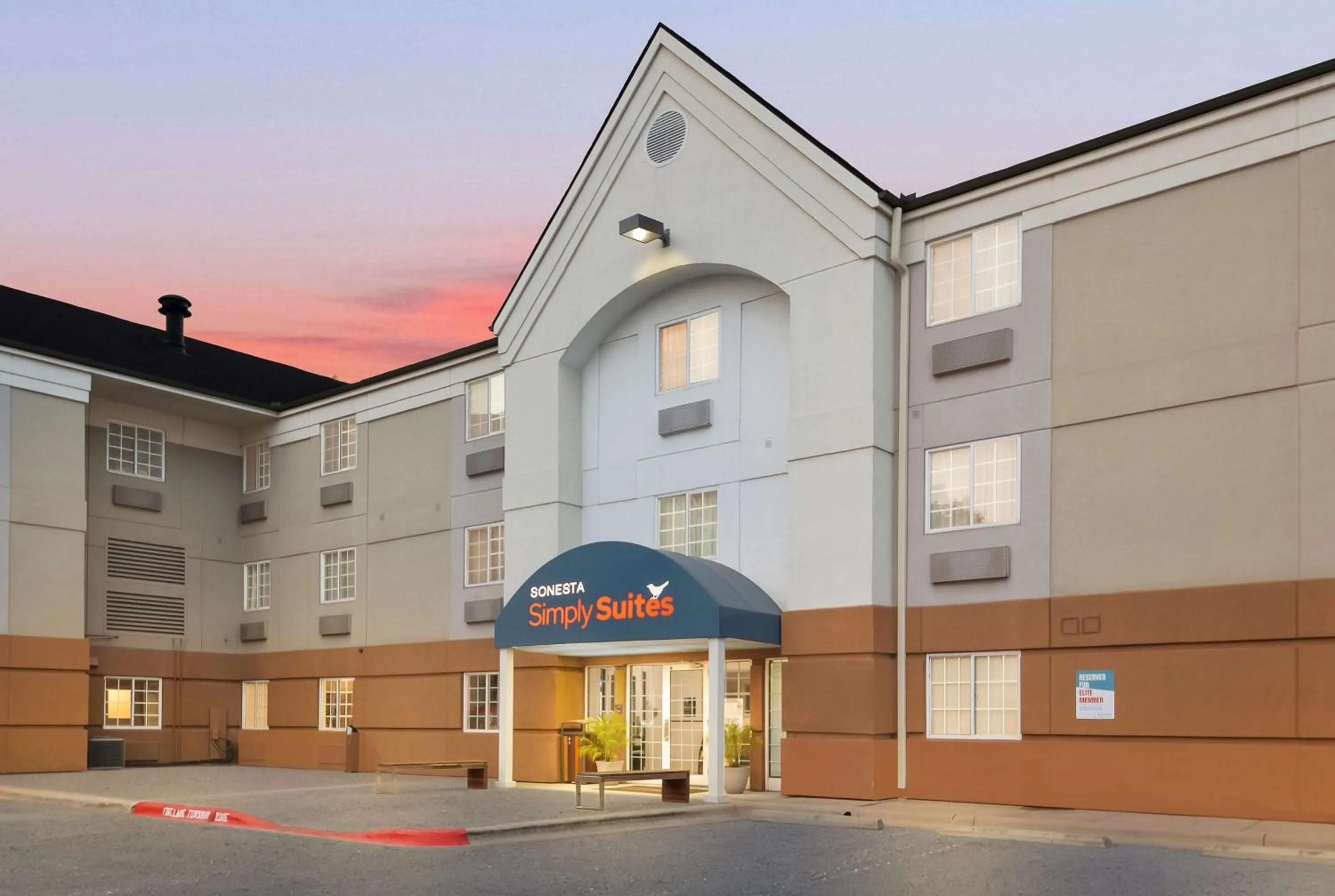 Property building in Sonesta Simply Suites Austin South