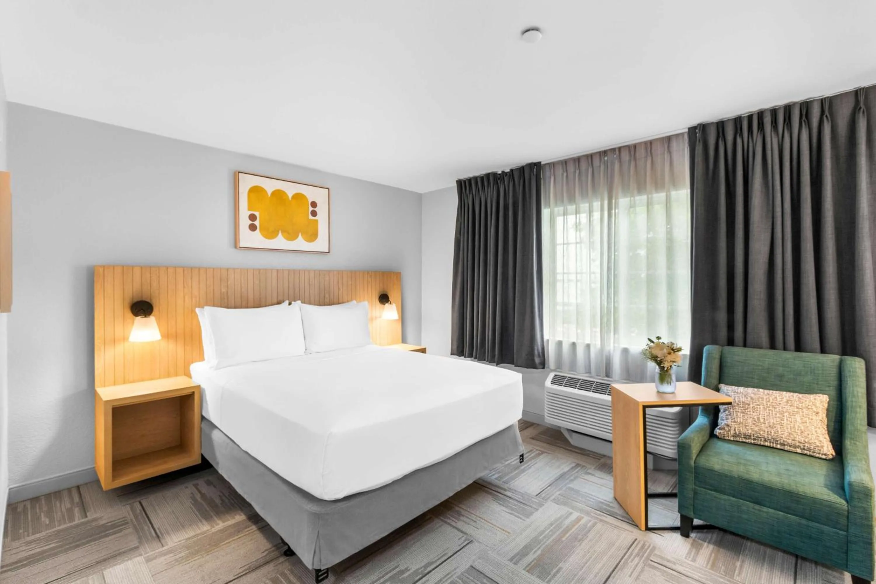 Photo of the whole room, Bed in Sonesta Simply Suites Austin South